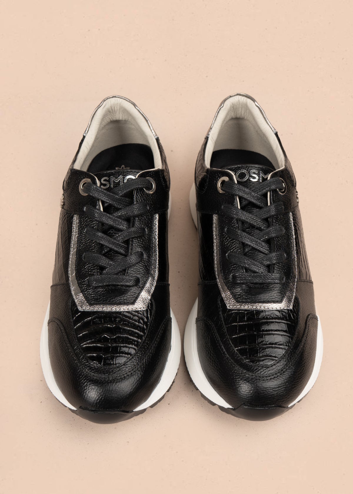 Deportivo en cuero color negro con suela dentada y diseño texturizado 106022