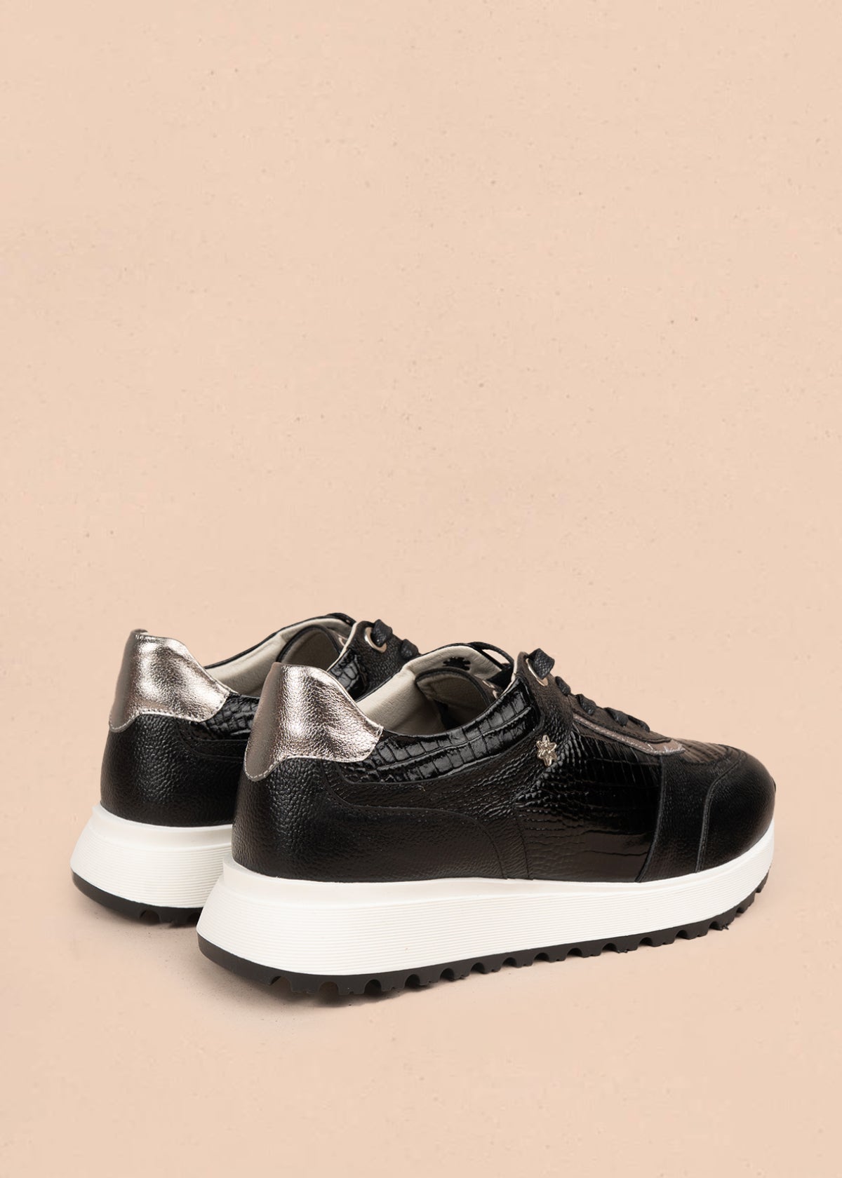 Deportivo en cuero color negro con suela dentada y diseño texturizado 106022