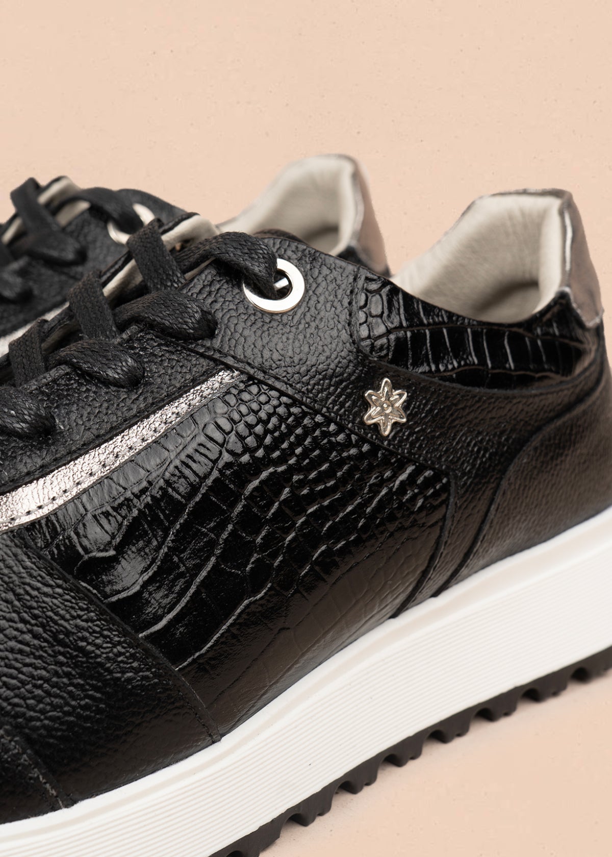 Deportivo en cuero color negro con suela dentada y diseño texturizado 106022
