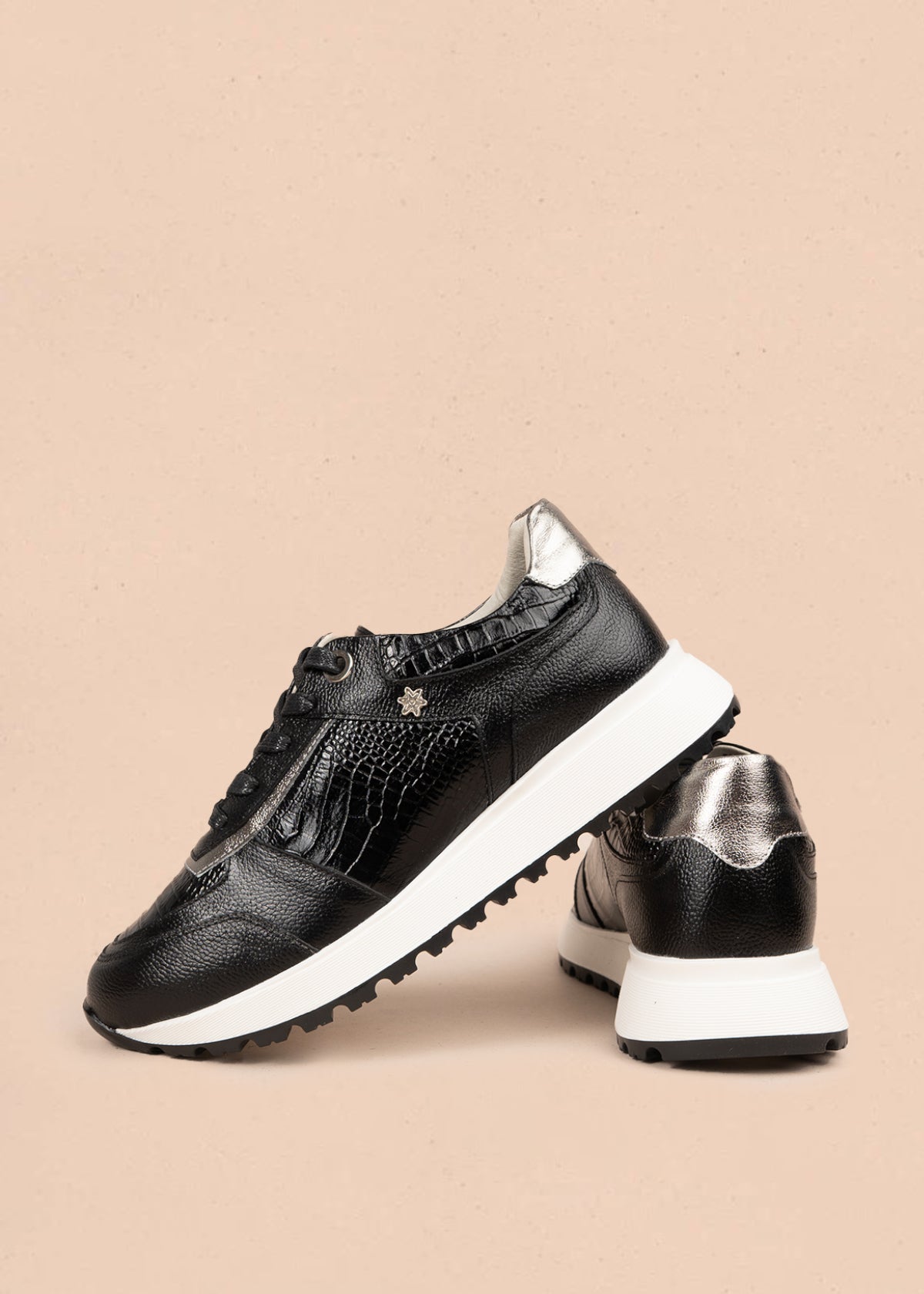 Deportivo en cuero color negro con suela dentada y diseño texturizado 106022