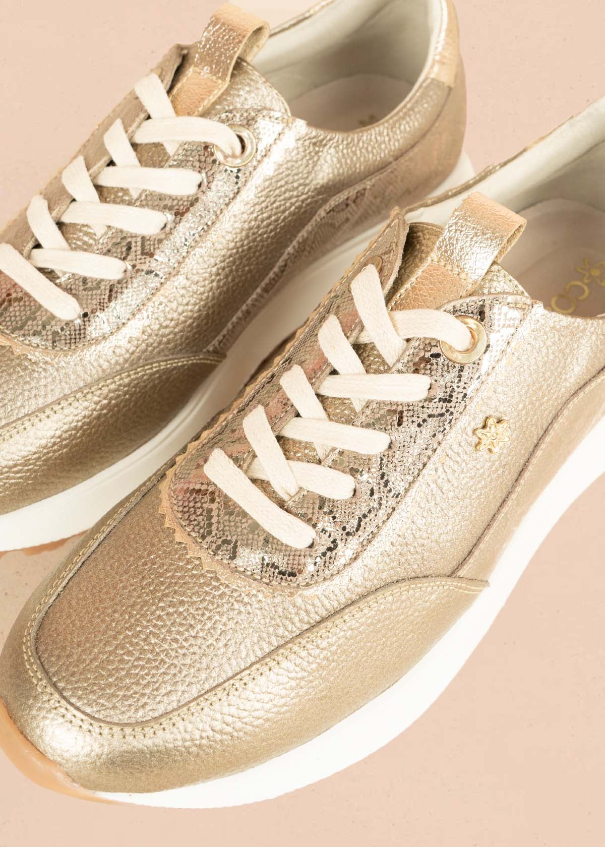 Tenis casuales en cuero color cañón fusil con detalles en dorado 106023