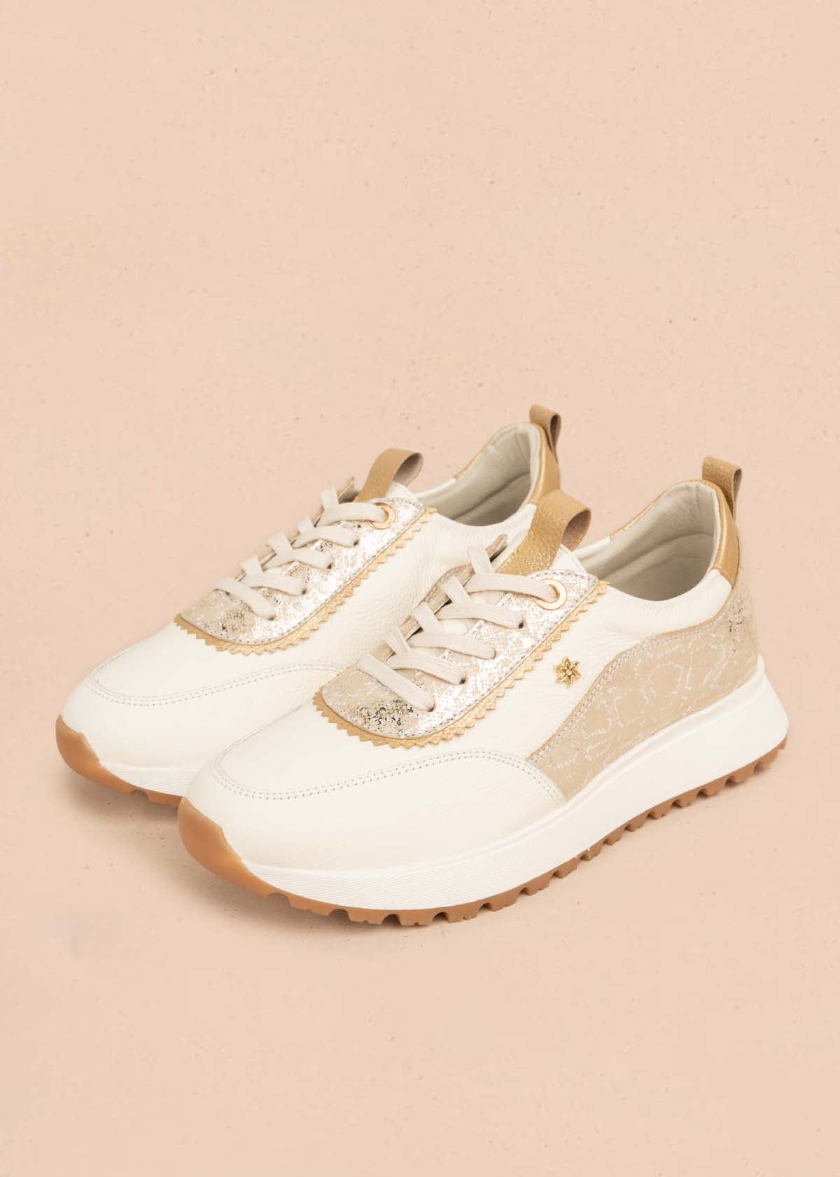 Tenis casuales en cuero color talco con detalles en dorado 106023