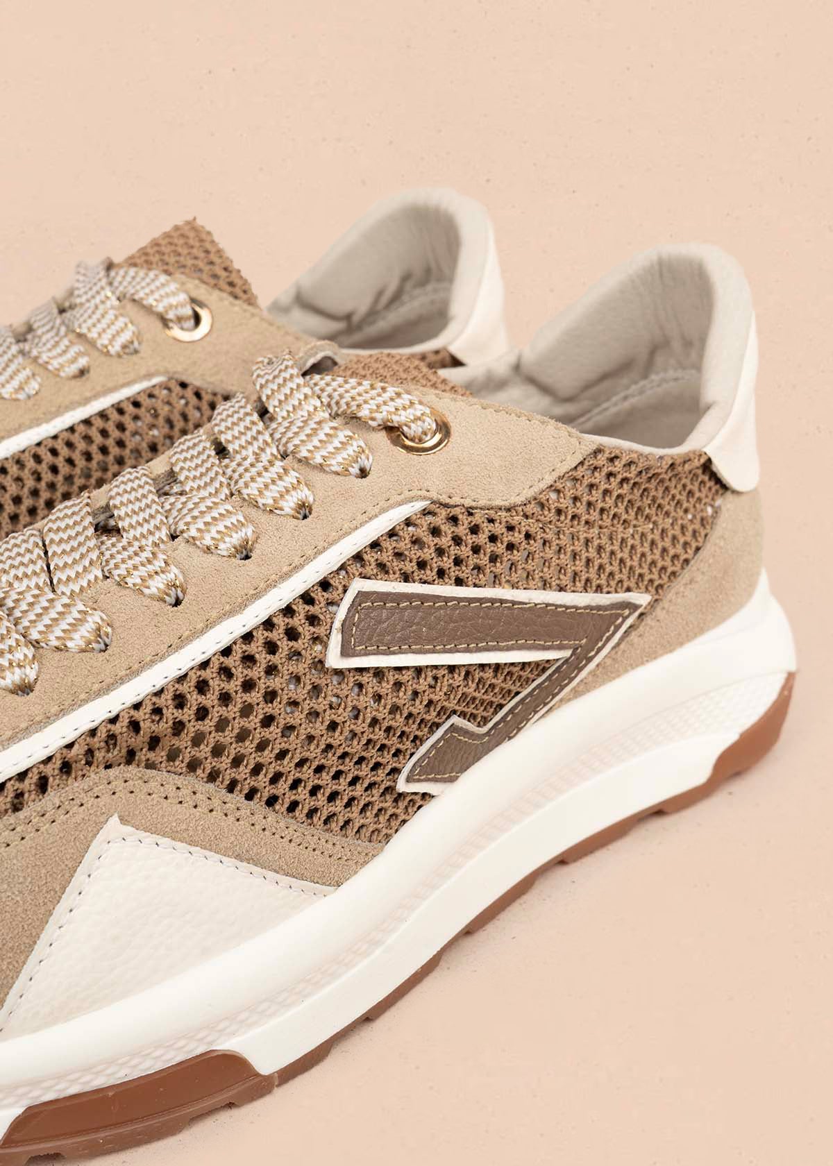 Tenis casuales en cuero color arena con diseño en malla 106024