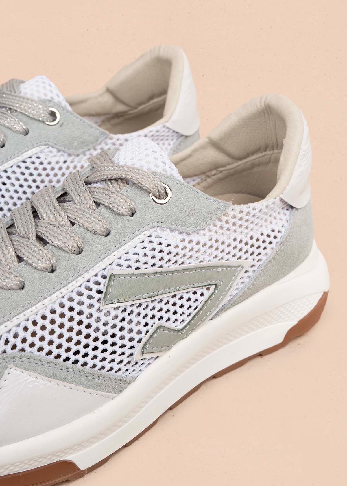 tenis casuales en cuero color gris con diseño en malla 106024