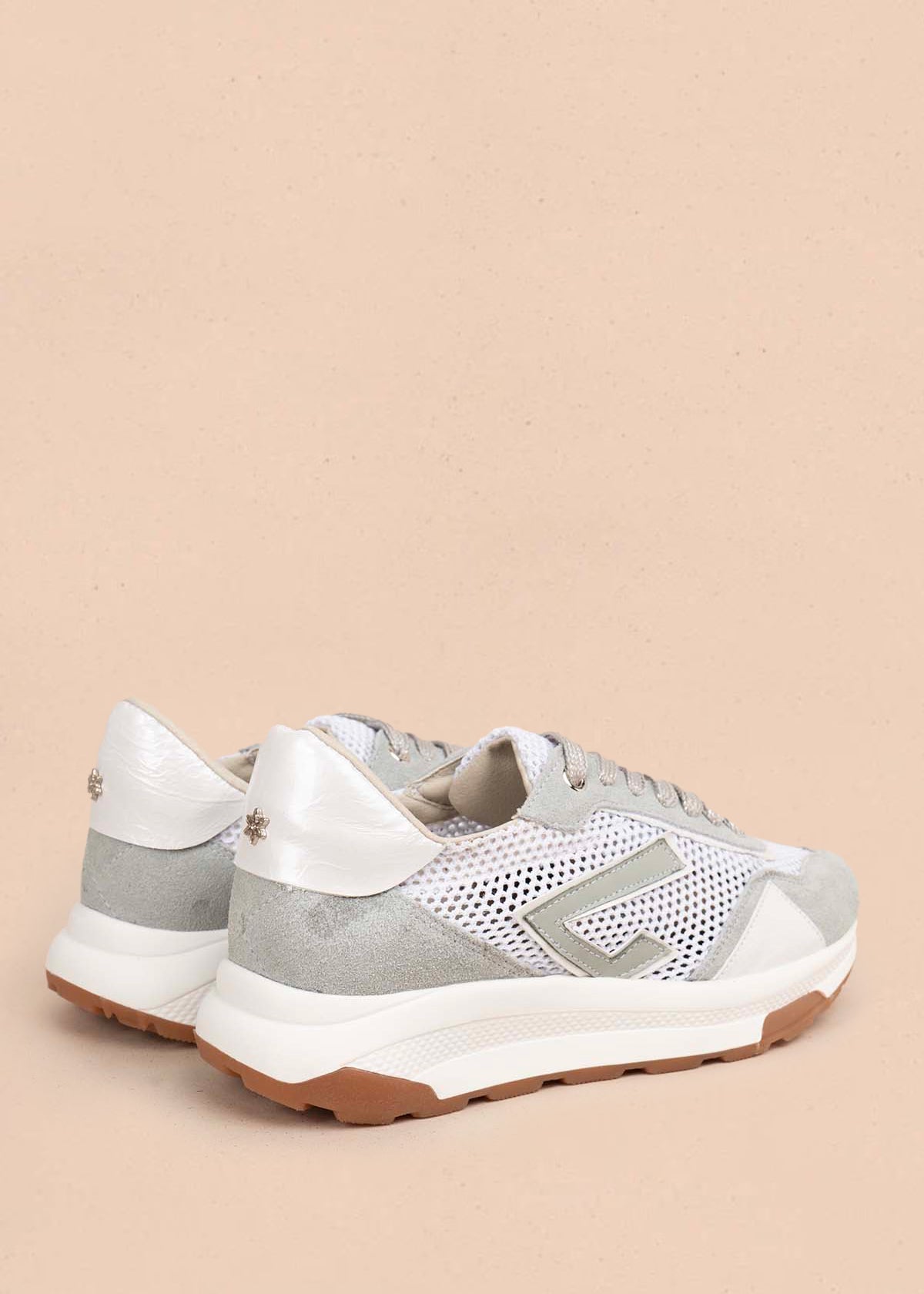 tenis casuales en cuero color gris con diseño en malla 106024
