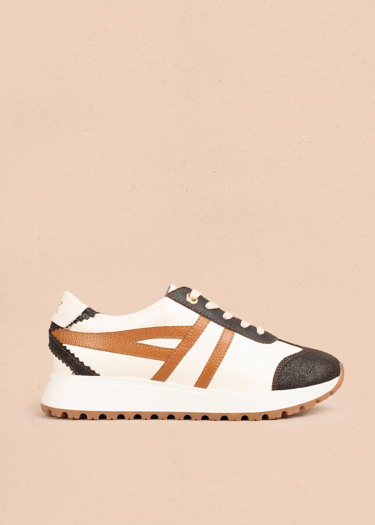 Deportivo en cuero color blanco con líneas decorativas y suela texturizada 106025