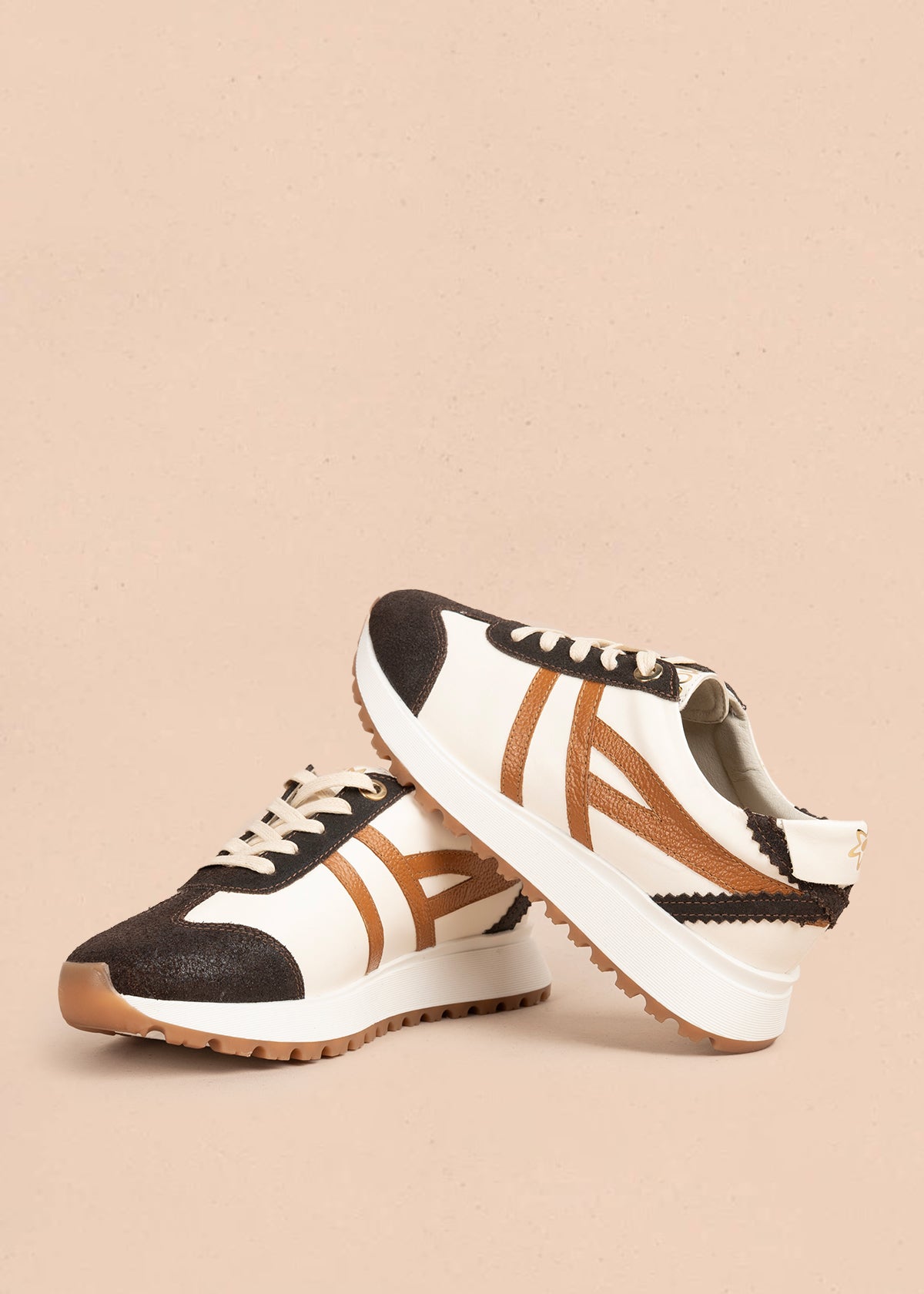 Deportivo en cuero color blanco con líneas decorativas y suela texturizada 106025