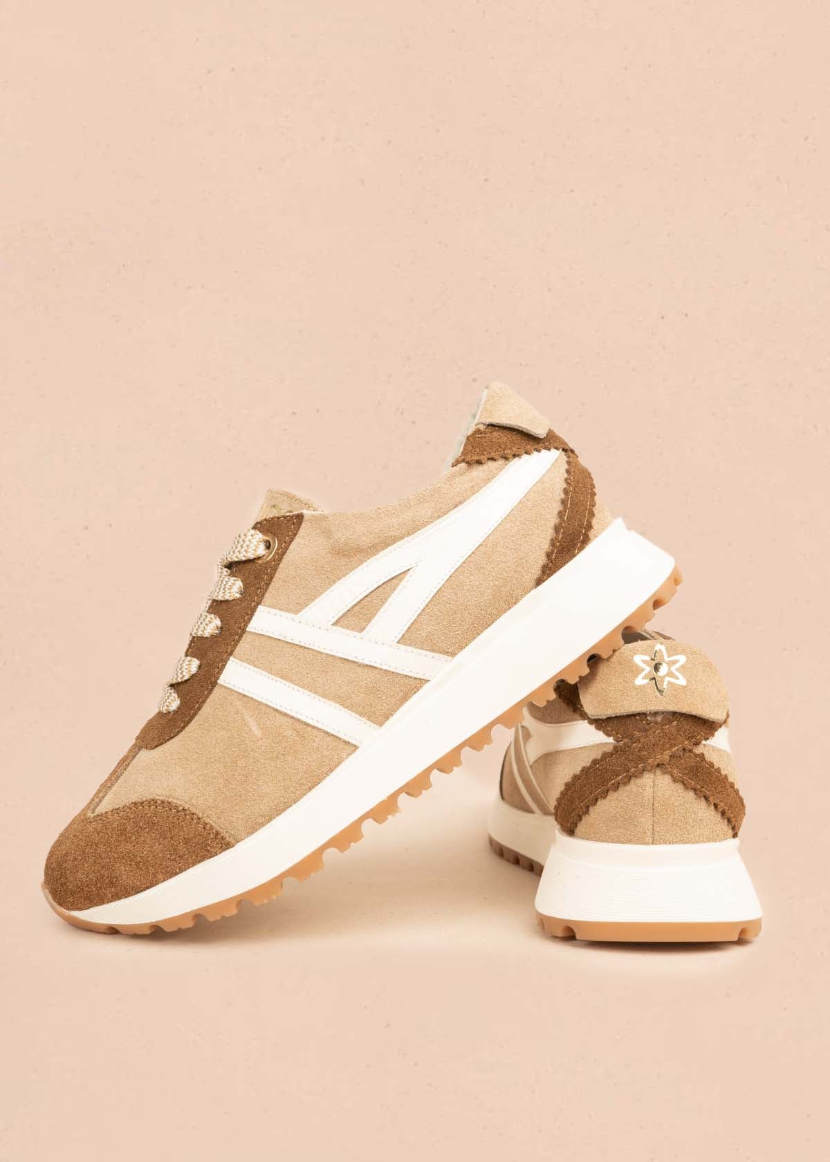 Deportivo en cuero color café con líneas decorativas y suela texturizada 106025