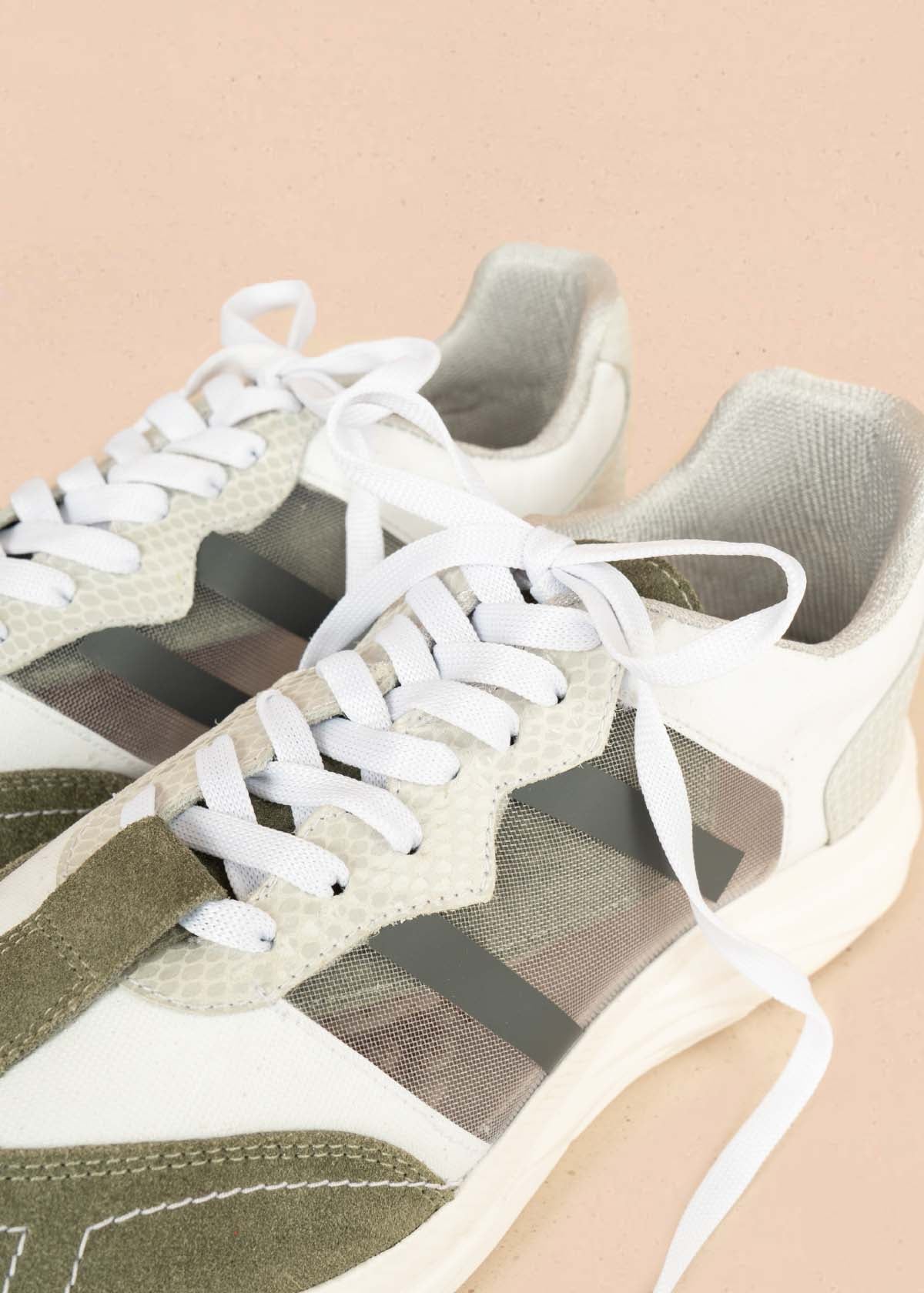 Tenis casuales en cuero color gris con capellada carnaza verde 106026