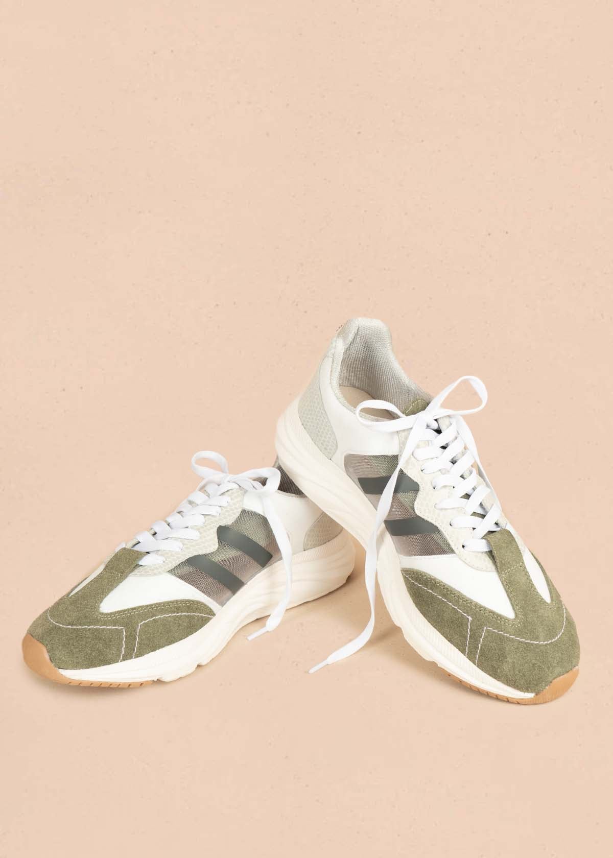 Tenis casuales en cuero color gris con capellada carnaza verde 106026
