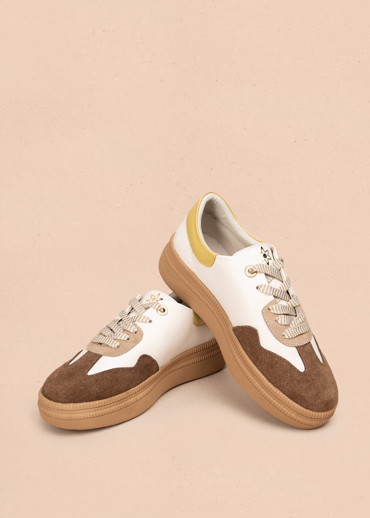 Deportivo en cuero color talco con detalle en gamuza y acento amarillo 106027