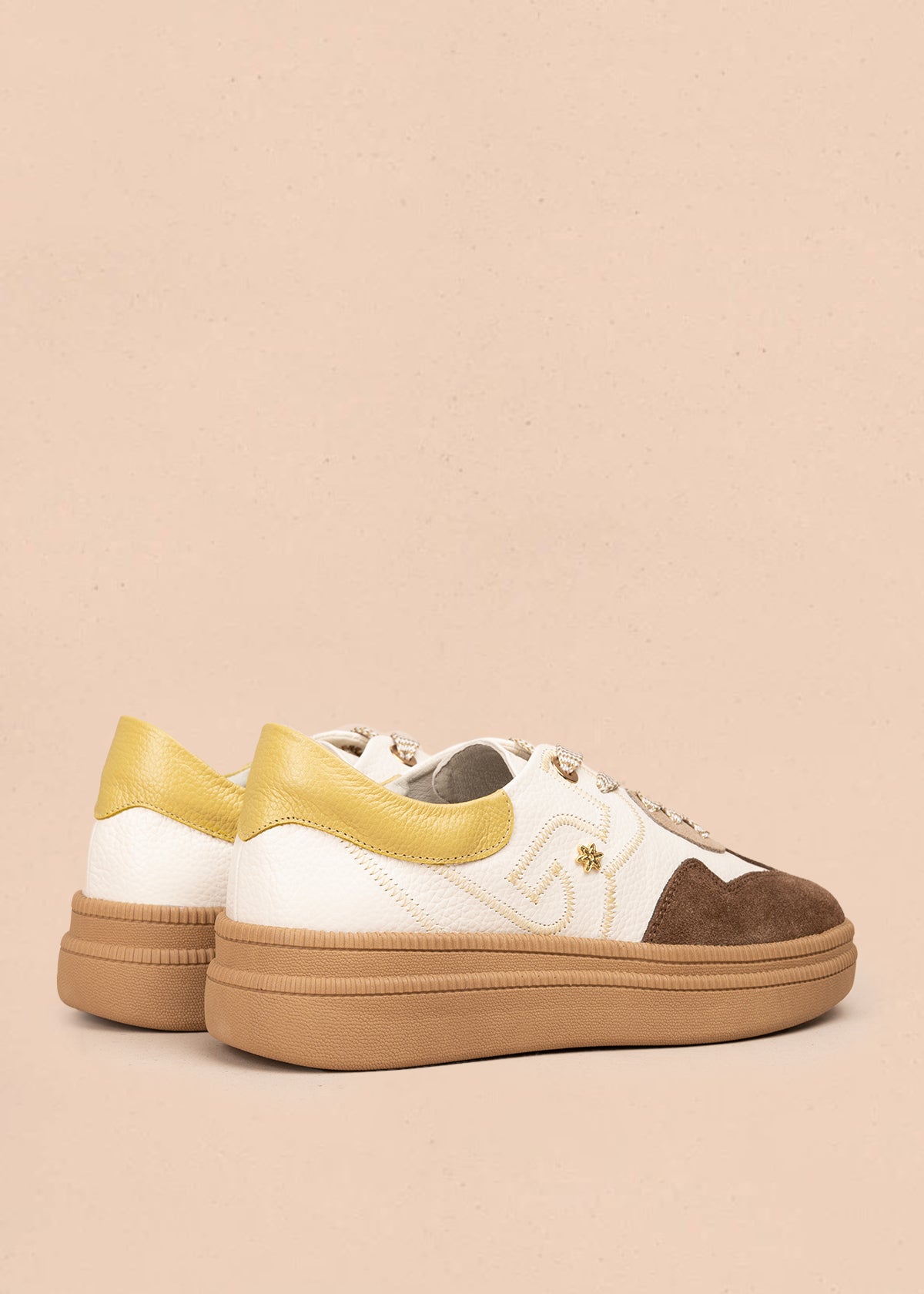 Deportivo en cuero color talco con detalle en gamuza y acento amarillo 106027