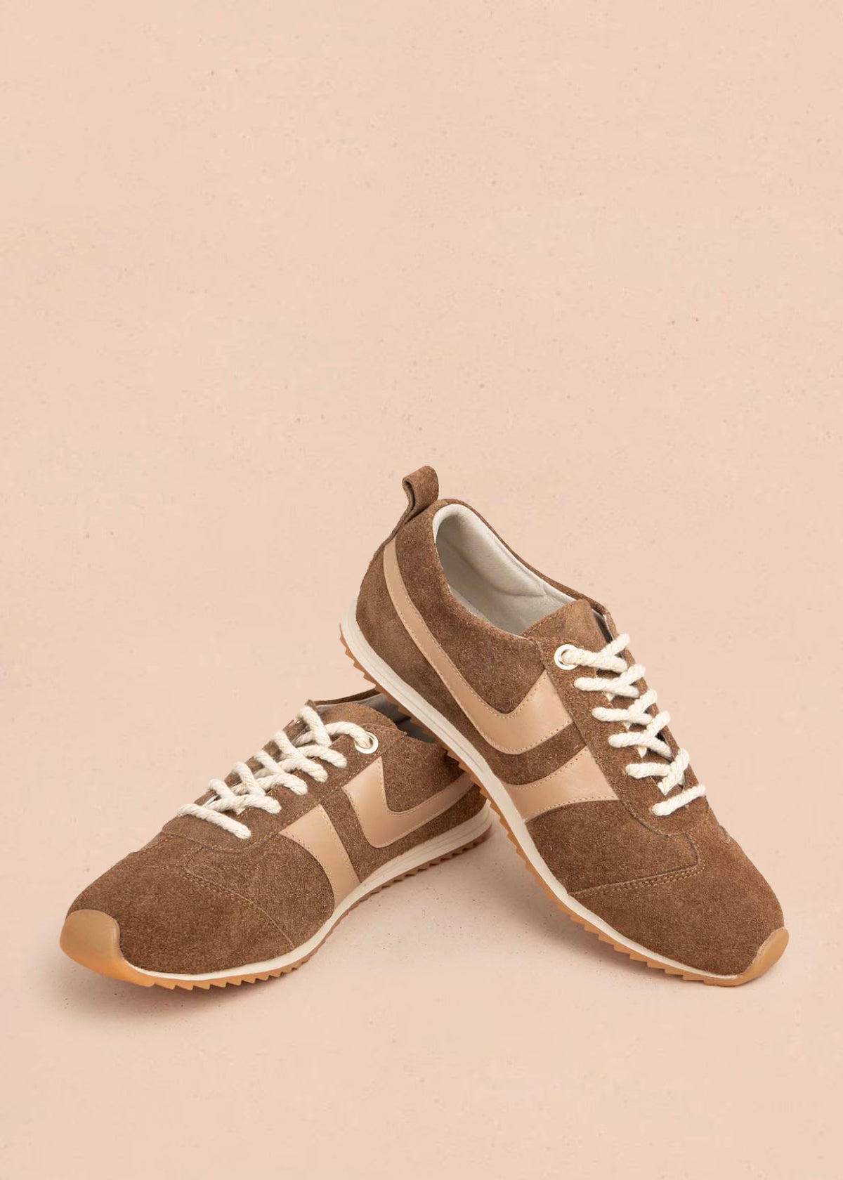 Tenis deportivos en cuero color café con franjas y gamuza 106029