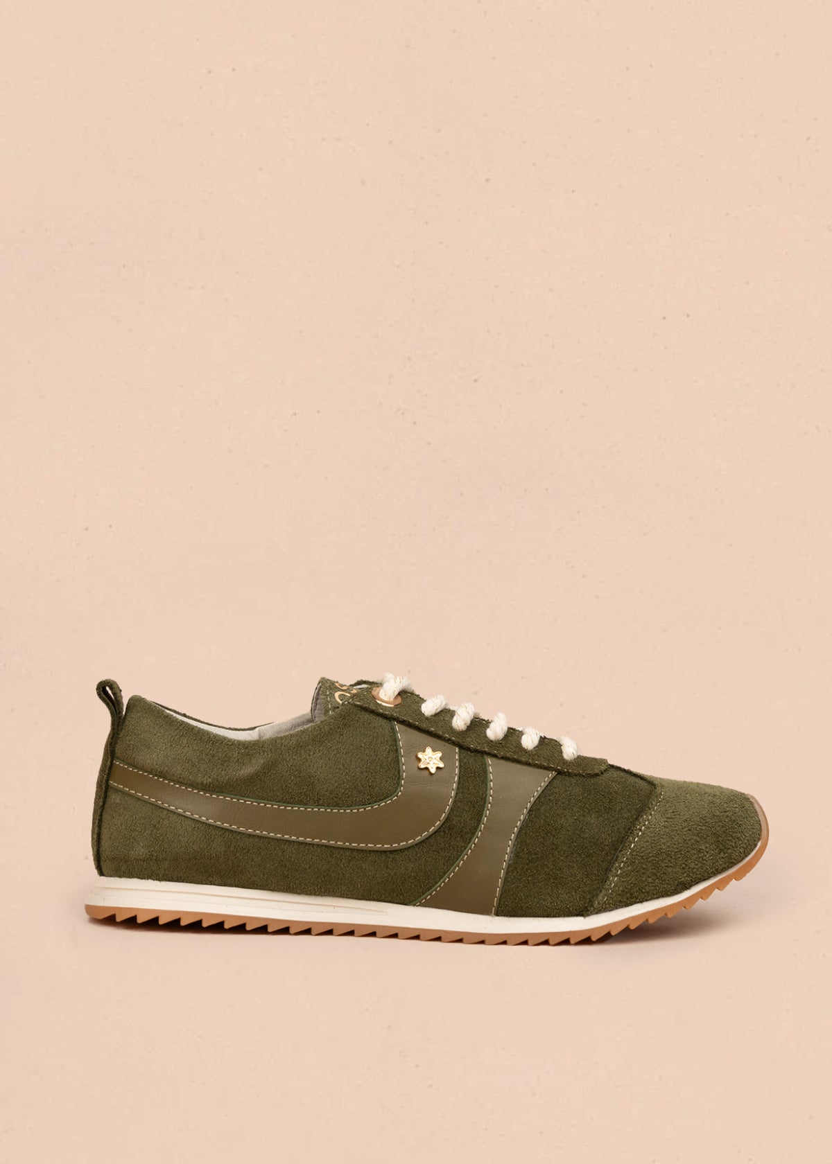 Deportivo en cuero color verde con franjas y gamuza 106029