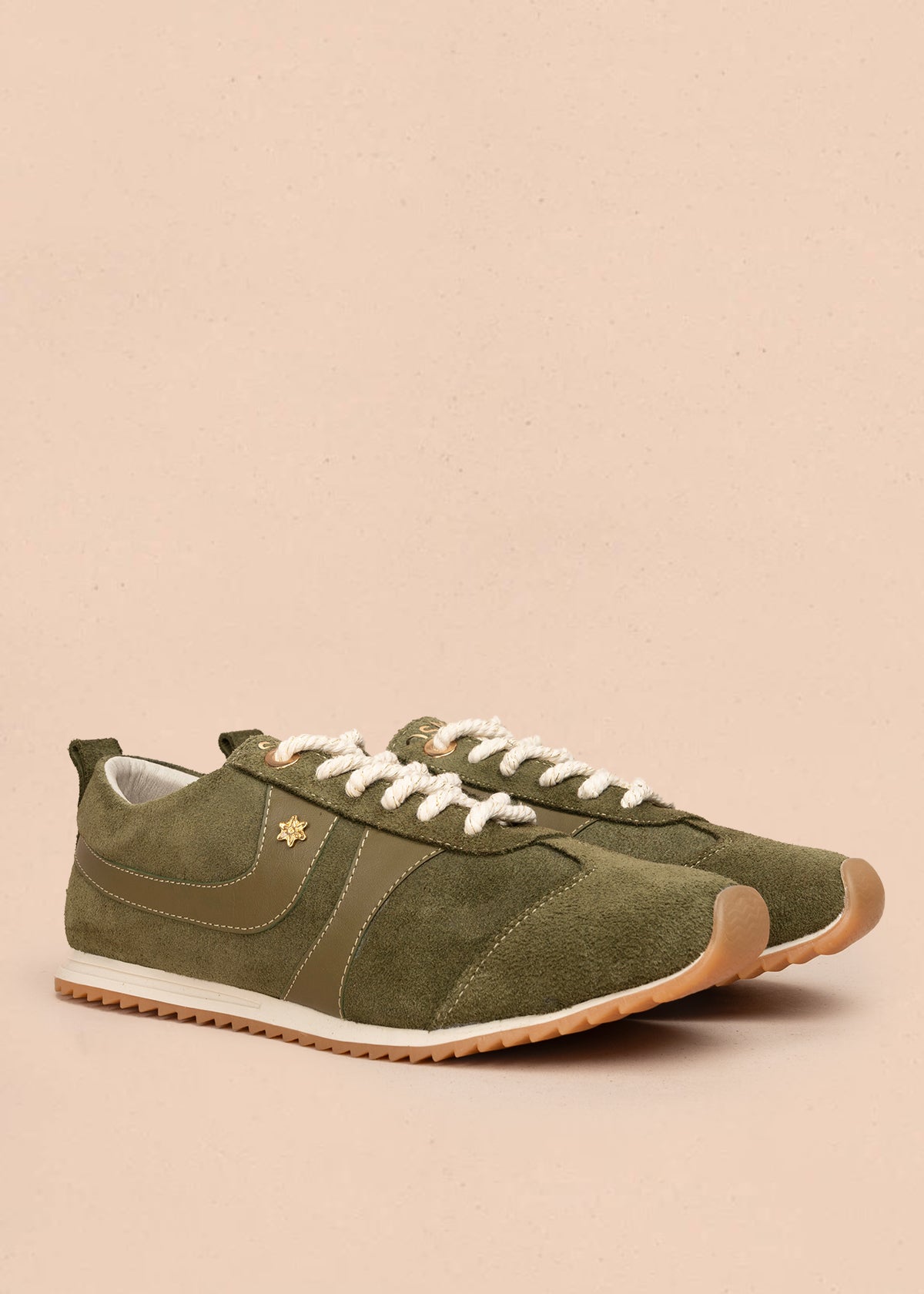 Deportivo en cuero color verde con franjas y gamuza 106029