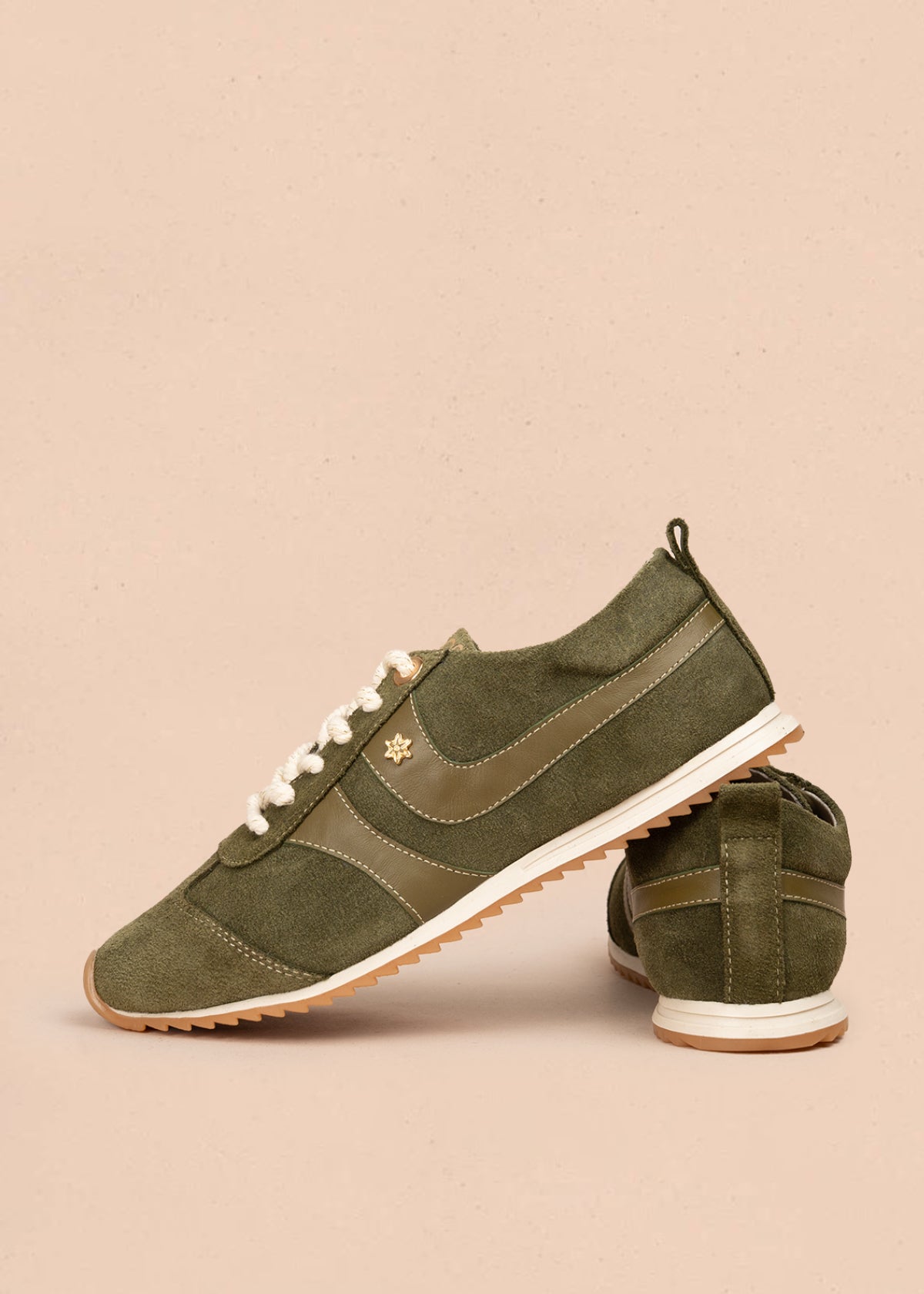 Deportivo en cuero color verde con franjas y gamuza 106029