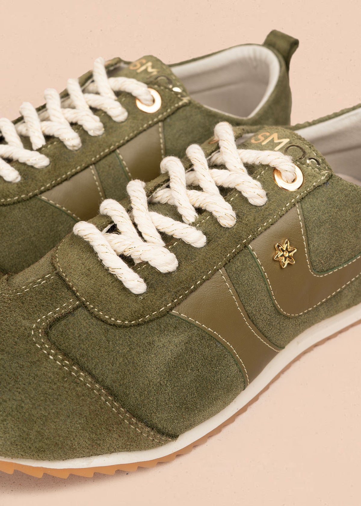 Deportivo en cuero color verde con franjas y gamuza 106029