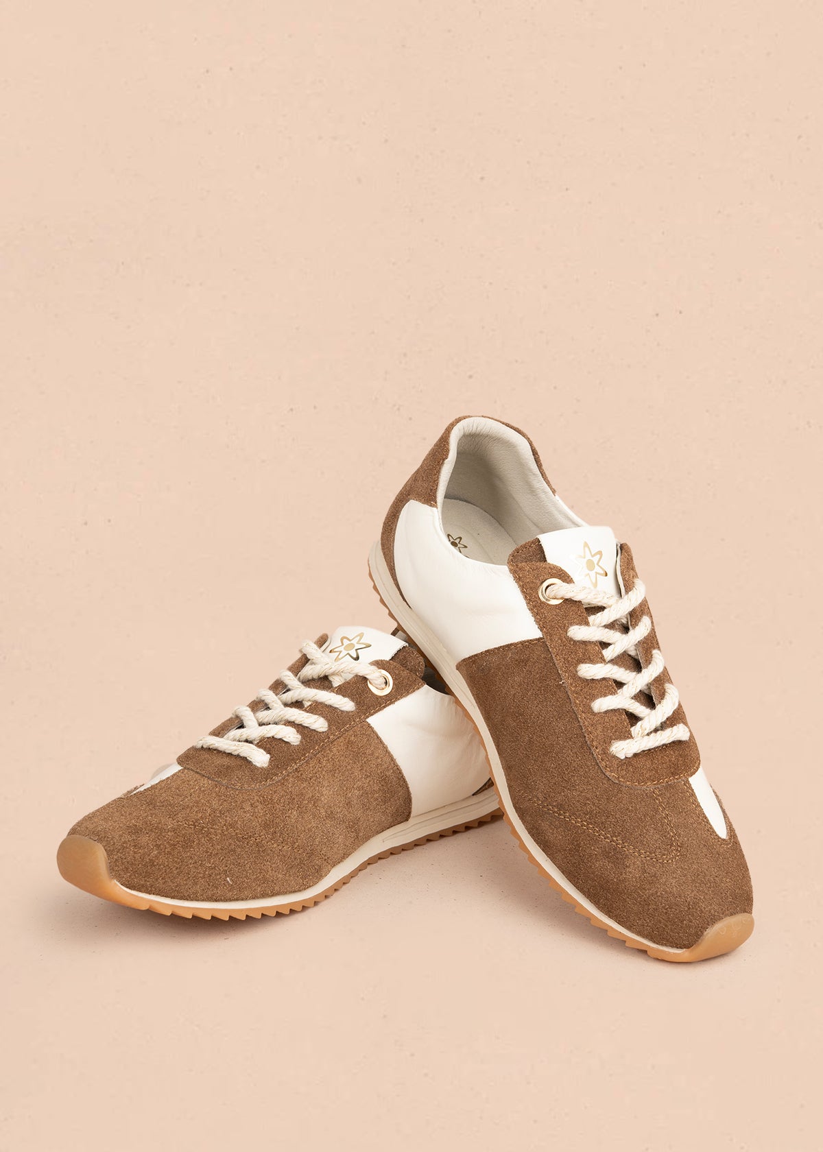 Deportivo en cuero color arena con gamuza café 106030