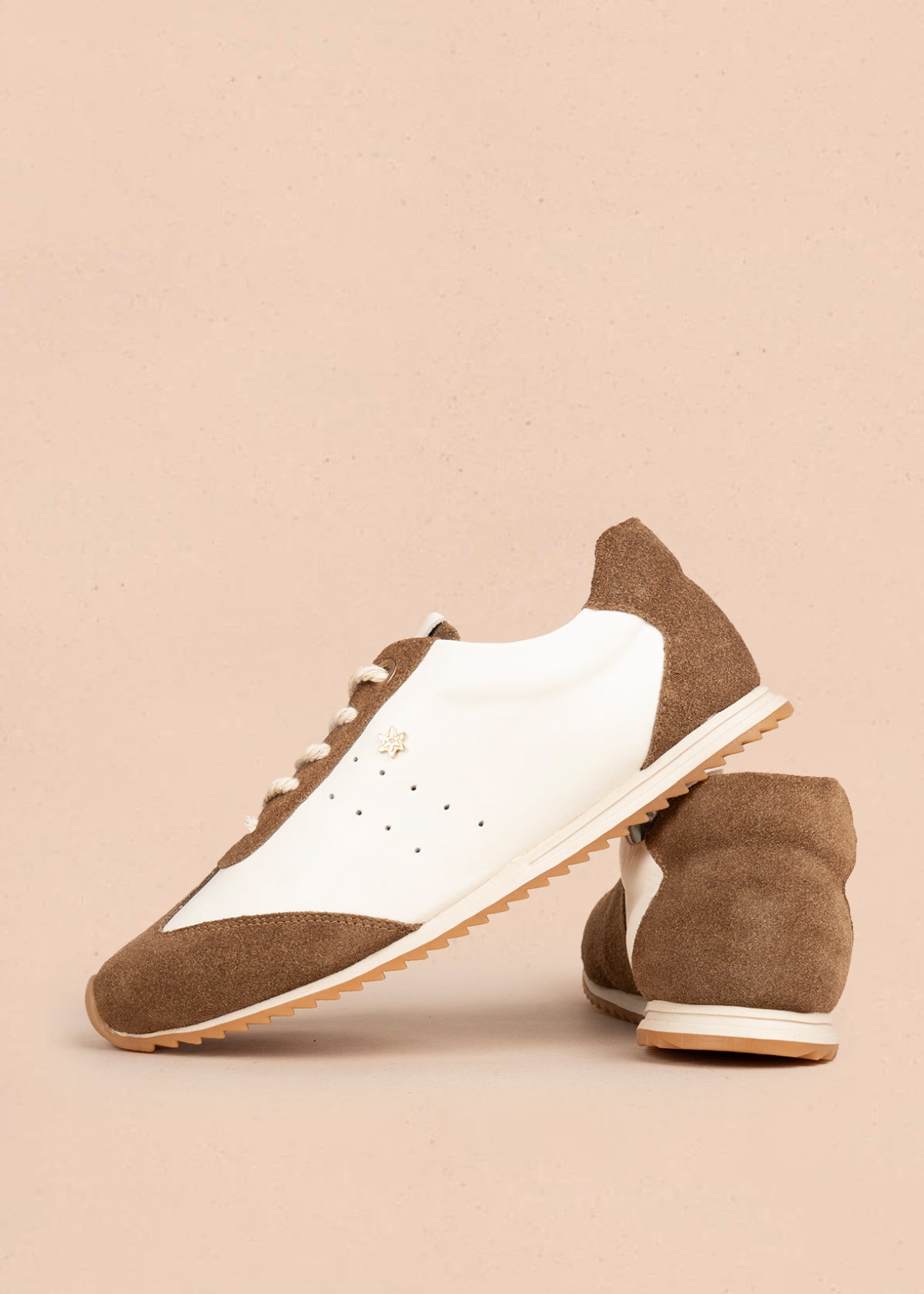 Deportivo en cuero color arena con gamuza café 106030