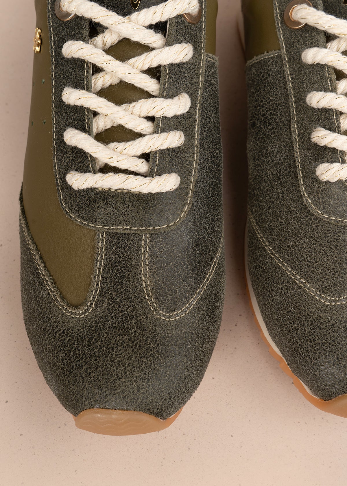 Tenis casuales en cuero color verde con gamuza 106030