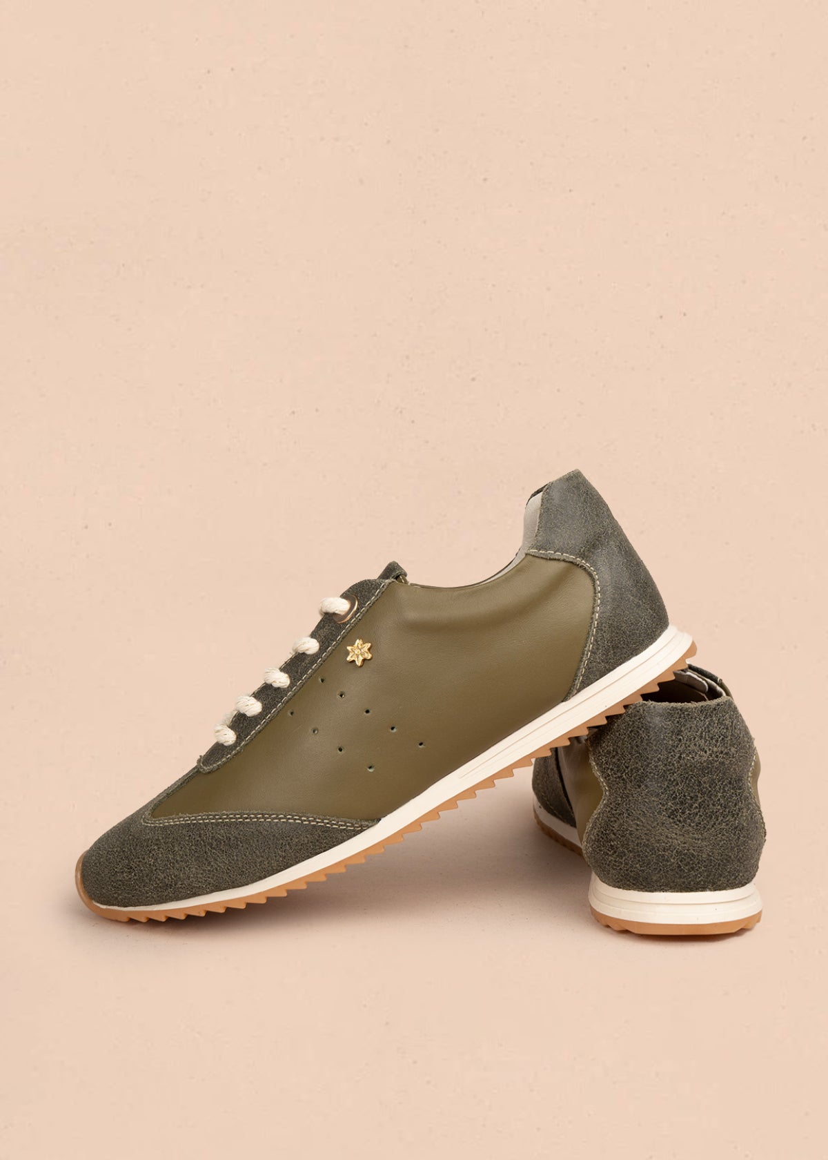 Tenis casuales en cuero color verde con gamuza 106030