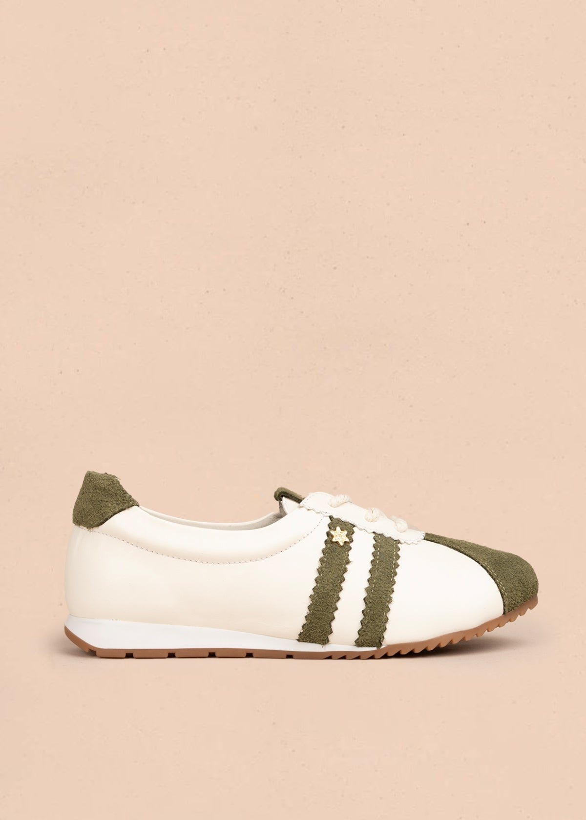 Deportivo en cuero color verde estilo clásico y doble franja lateral 106031