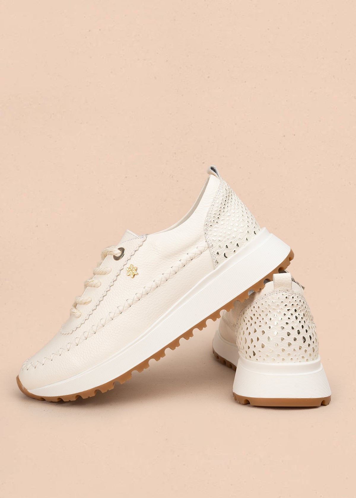 Deportivo en cuero color talco con detalles trenzados y toques dorados 106032