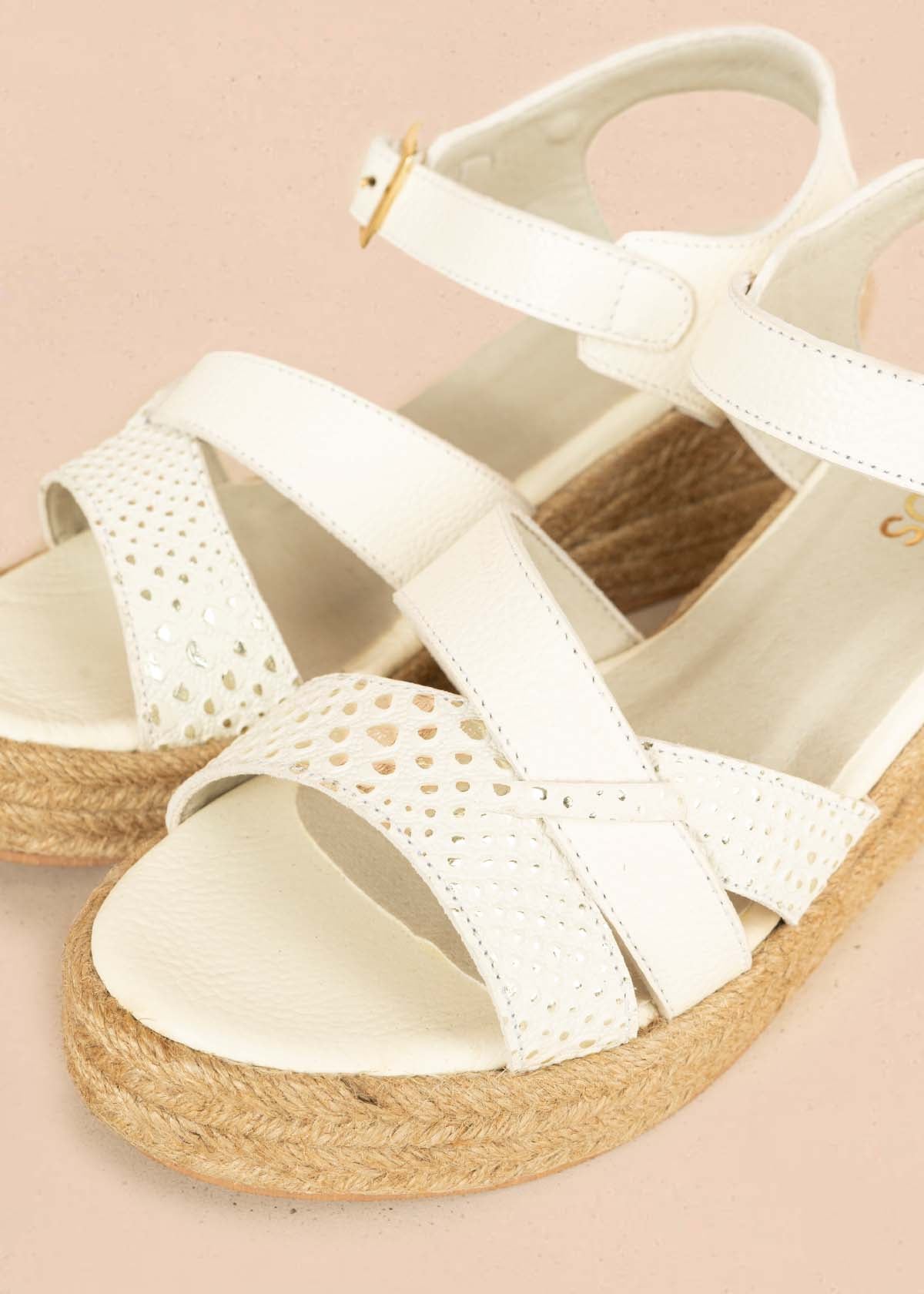 Sandalias en cuero color talco con detalles dorados y plataforma en yute 106035
