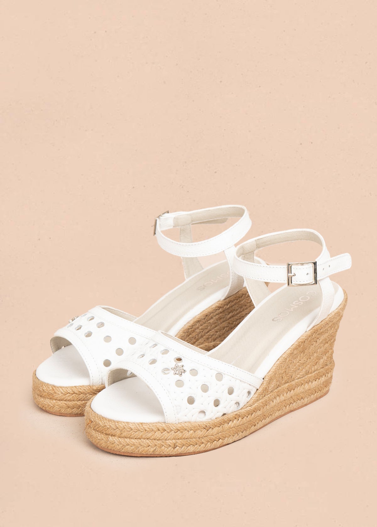 Sandalia en cuero color blanco con diseño perforado y tacón en yute 106036