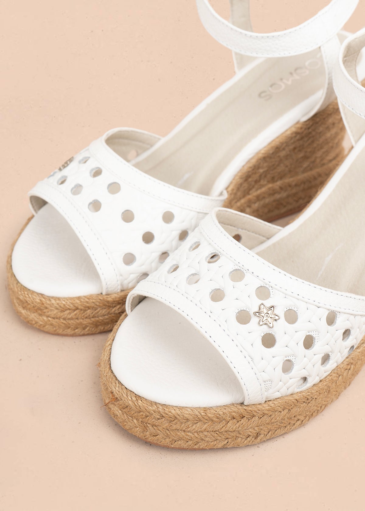 Sandalia en cuero color blanco con diseño perforado y tacón en yute 106036