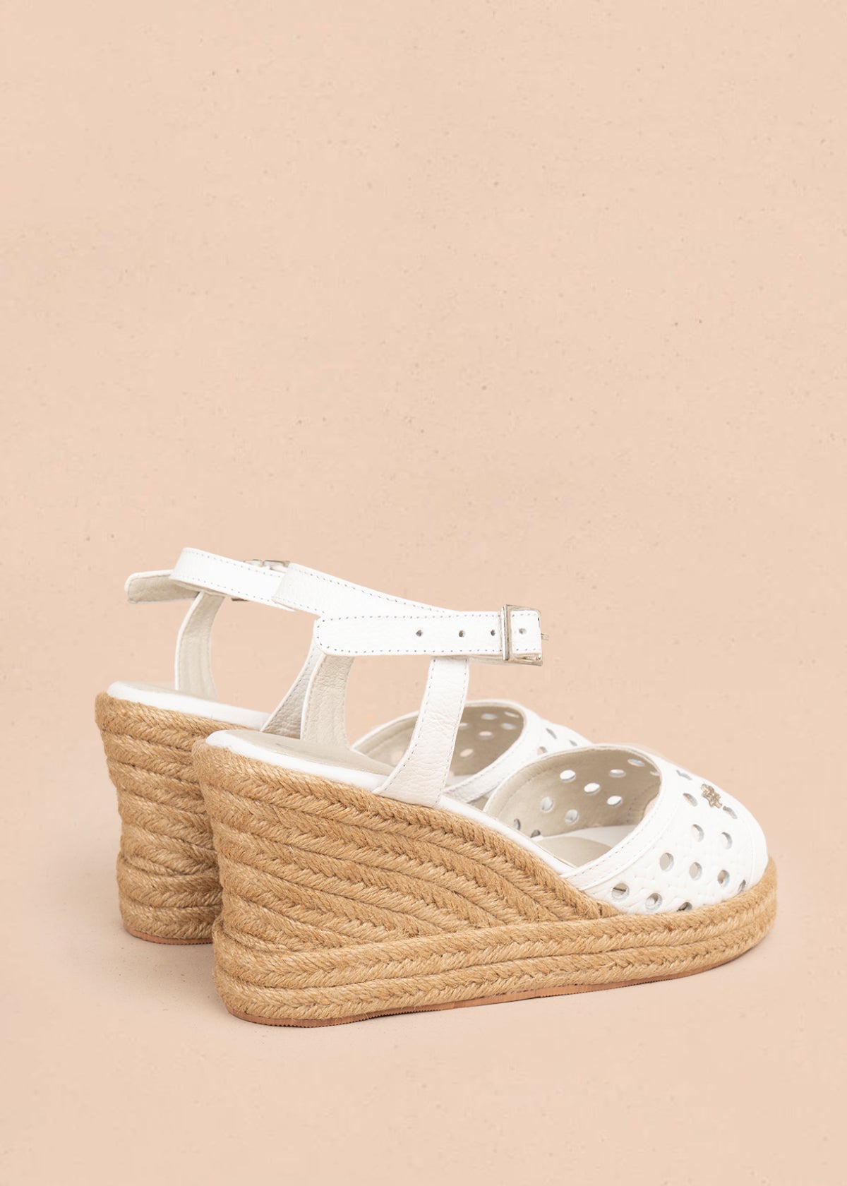 Sandalia en cuero color blanco con diseño perforado y tacón en yute 106036