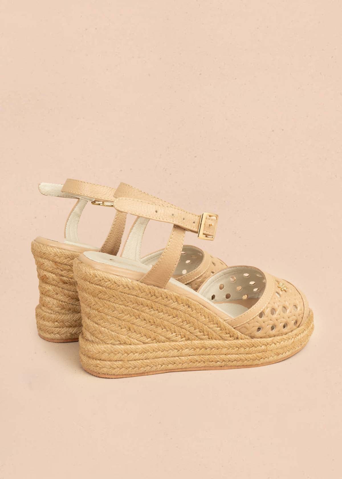 Sandalia en cuero color moca con diseño perforado y tacón en yute 106036