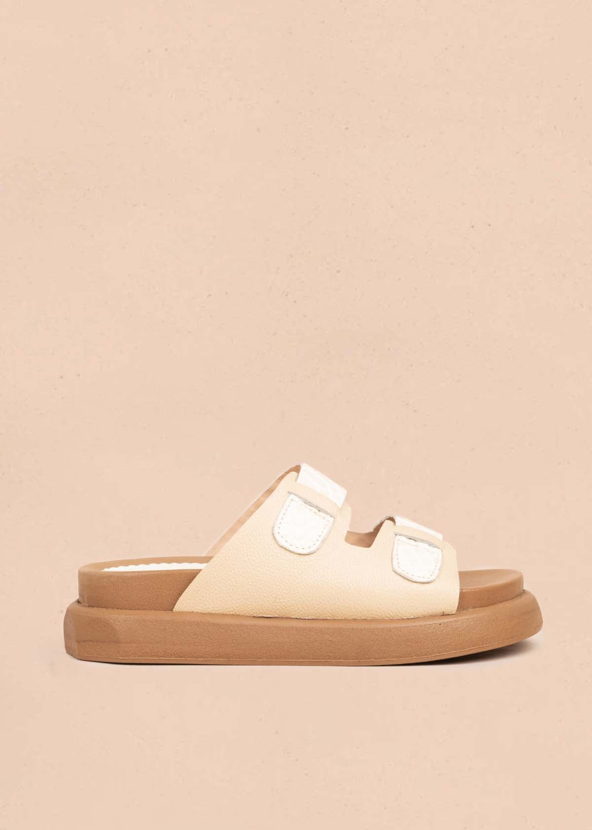 Sandalia en cuero plana color marfil 106037