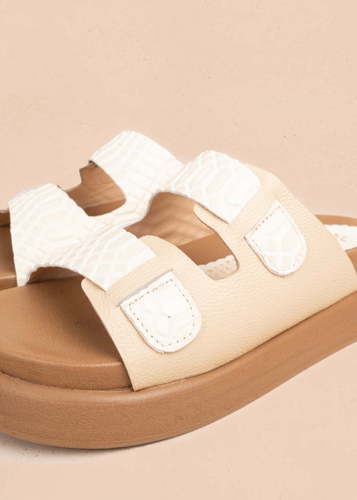 Sandalia en cuero plana color marfil 106037