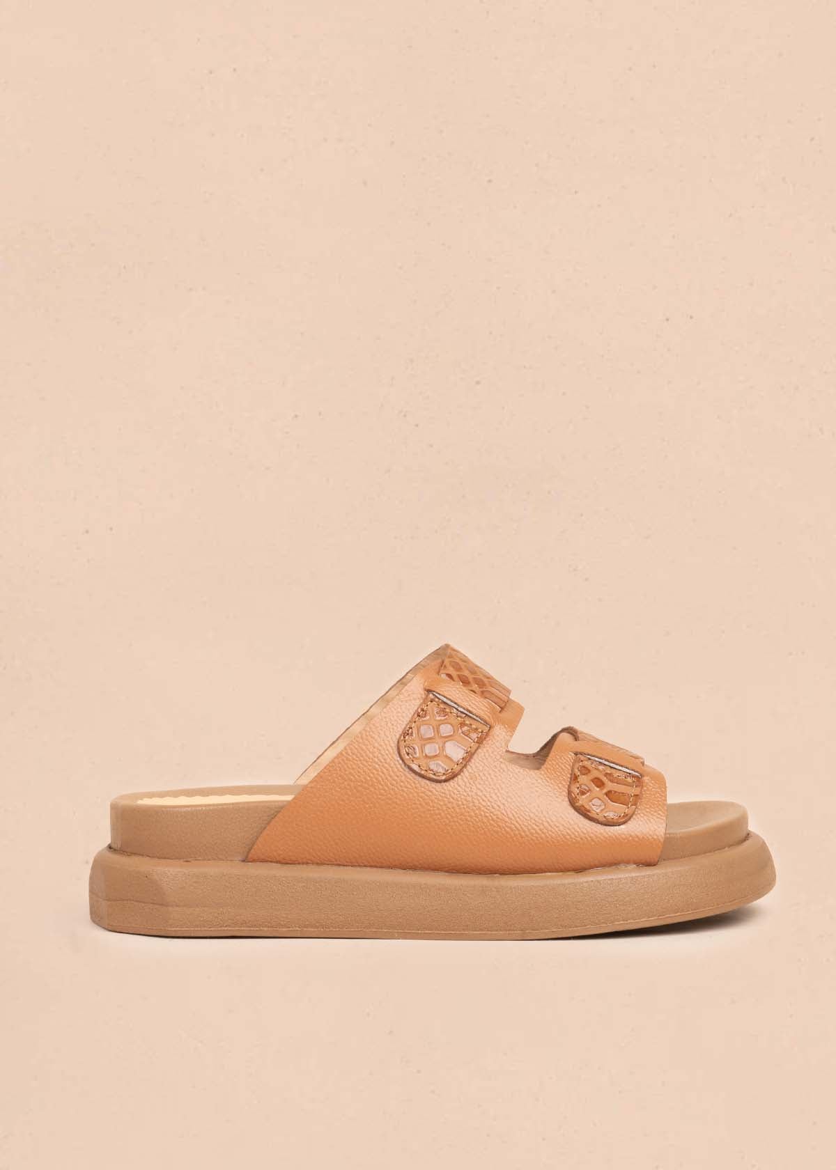 Sandalia en cuero plana color miel 106037