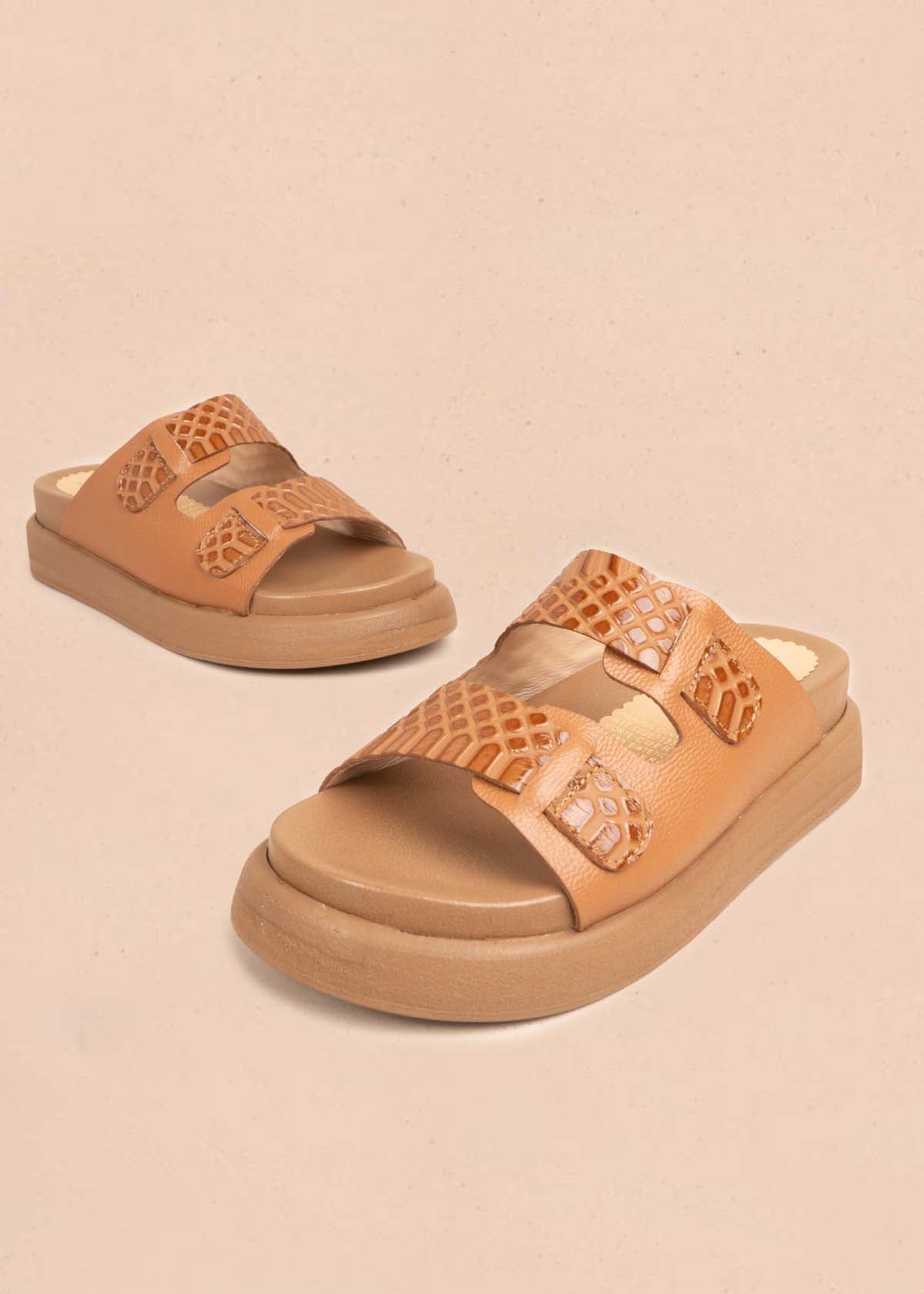 Sandalia en cuero plana color miel 106037