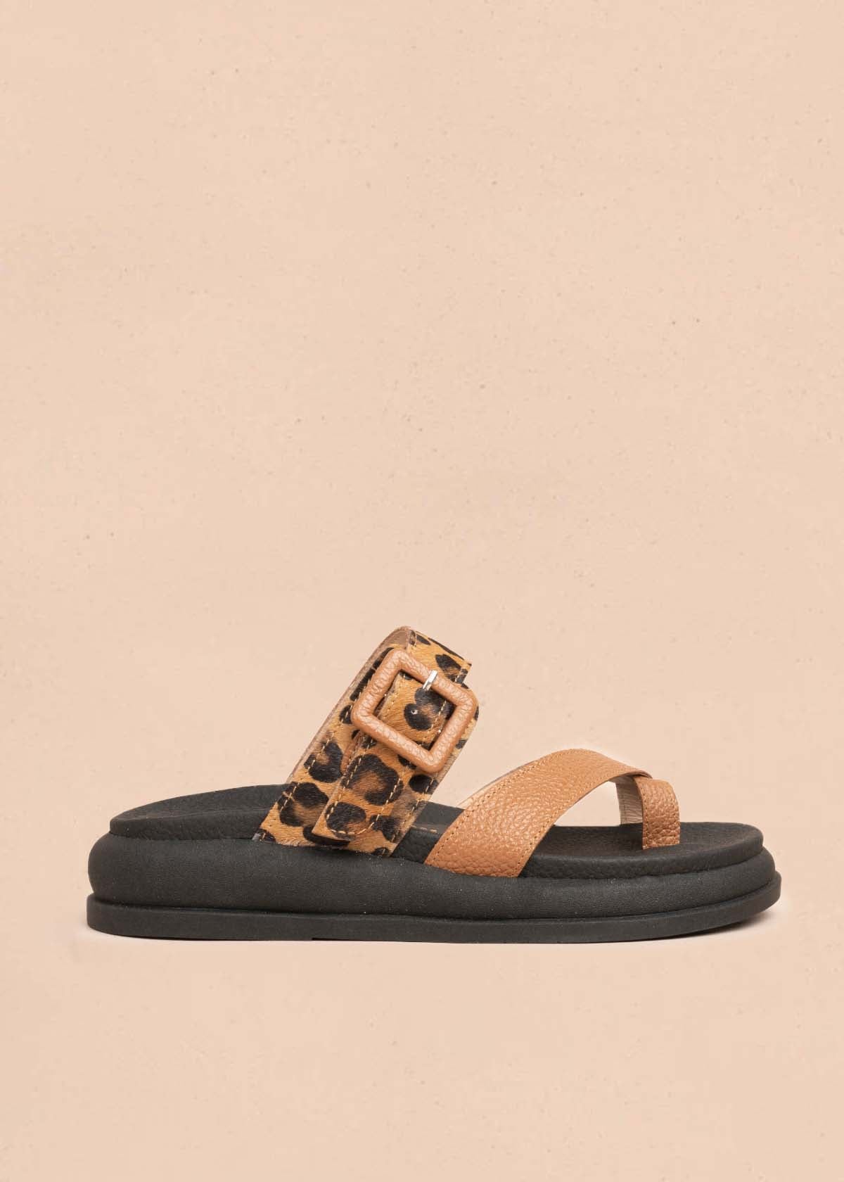 Sandalias en cuero color miel y cuero con pelo animal print 106039