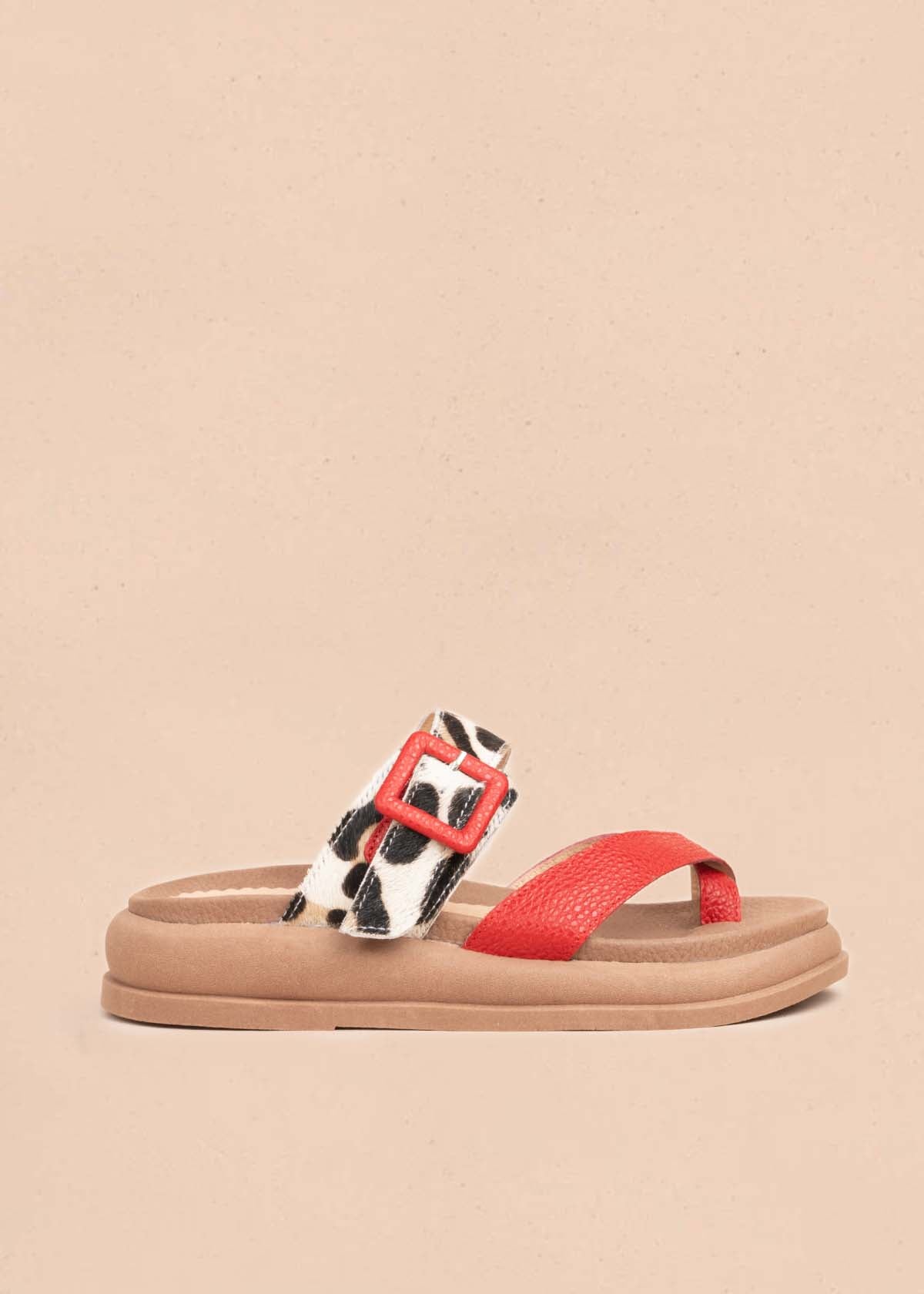 Sandalias en cuero color rojo y cuero con pelo animal print 106039