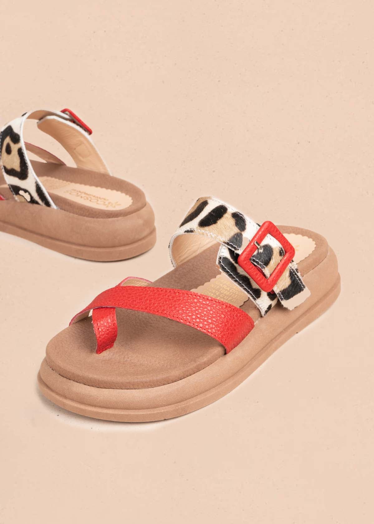 Sandalias en cuero color rojo y cuero con pelo animal print 106039
