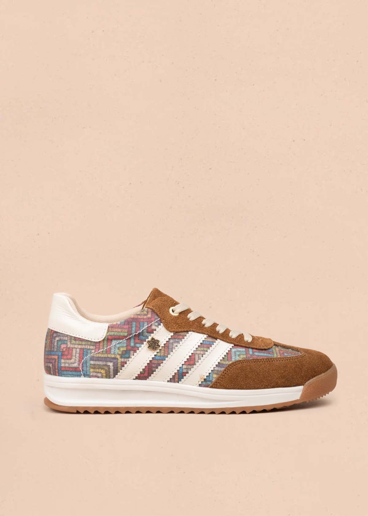 Deportivo en cuero color miel con rayas blancas y diseño tribal 106041