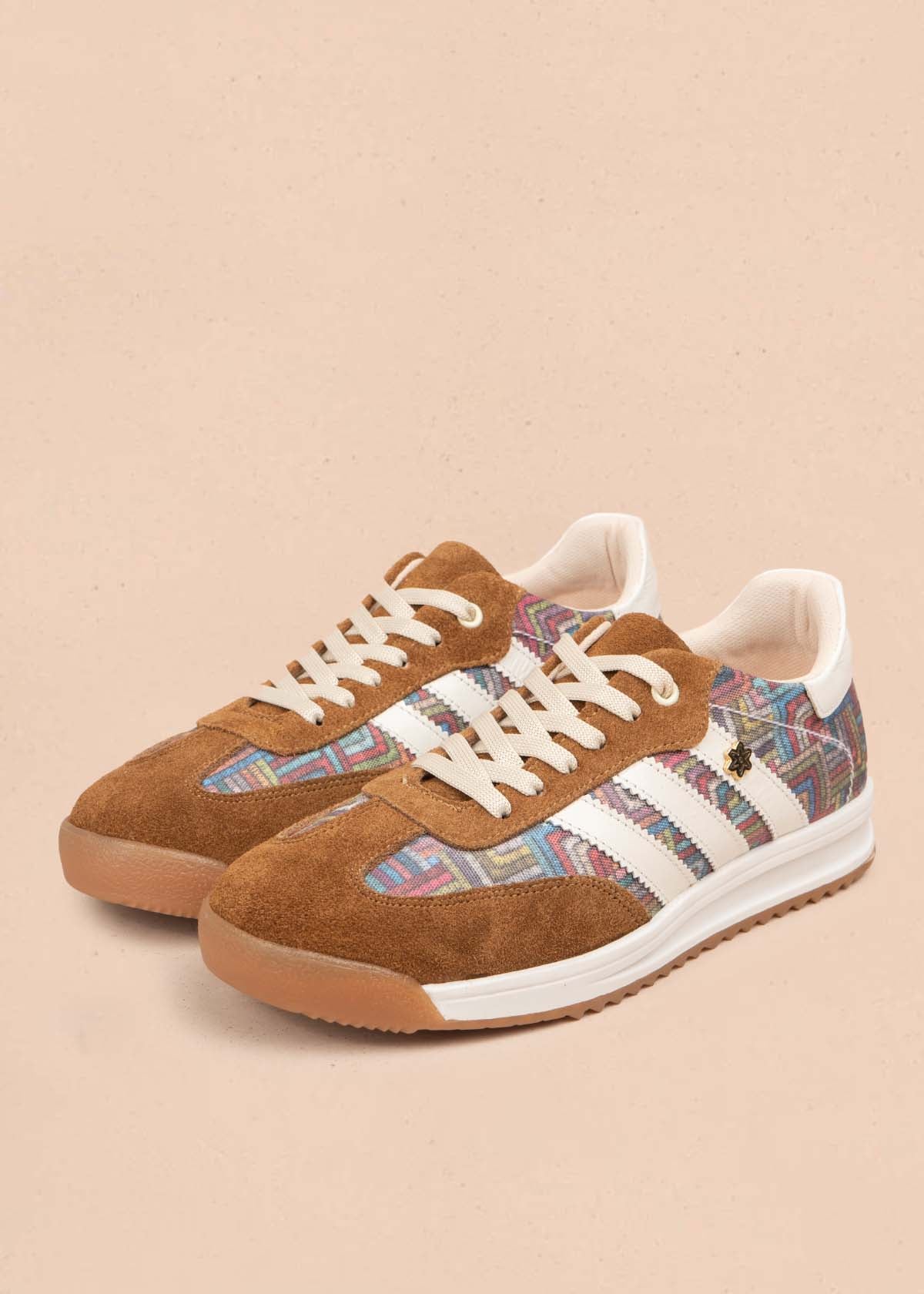 Deportivo en cuero color miel con rayas blancas y diseño tribal 106041