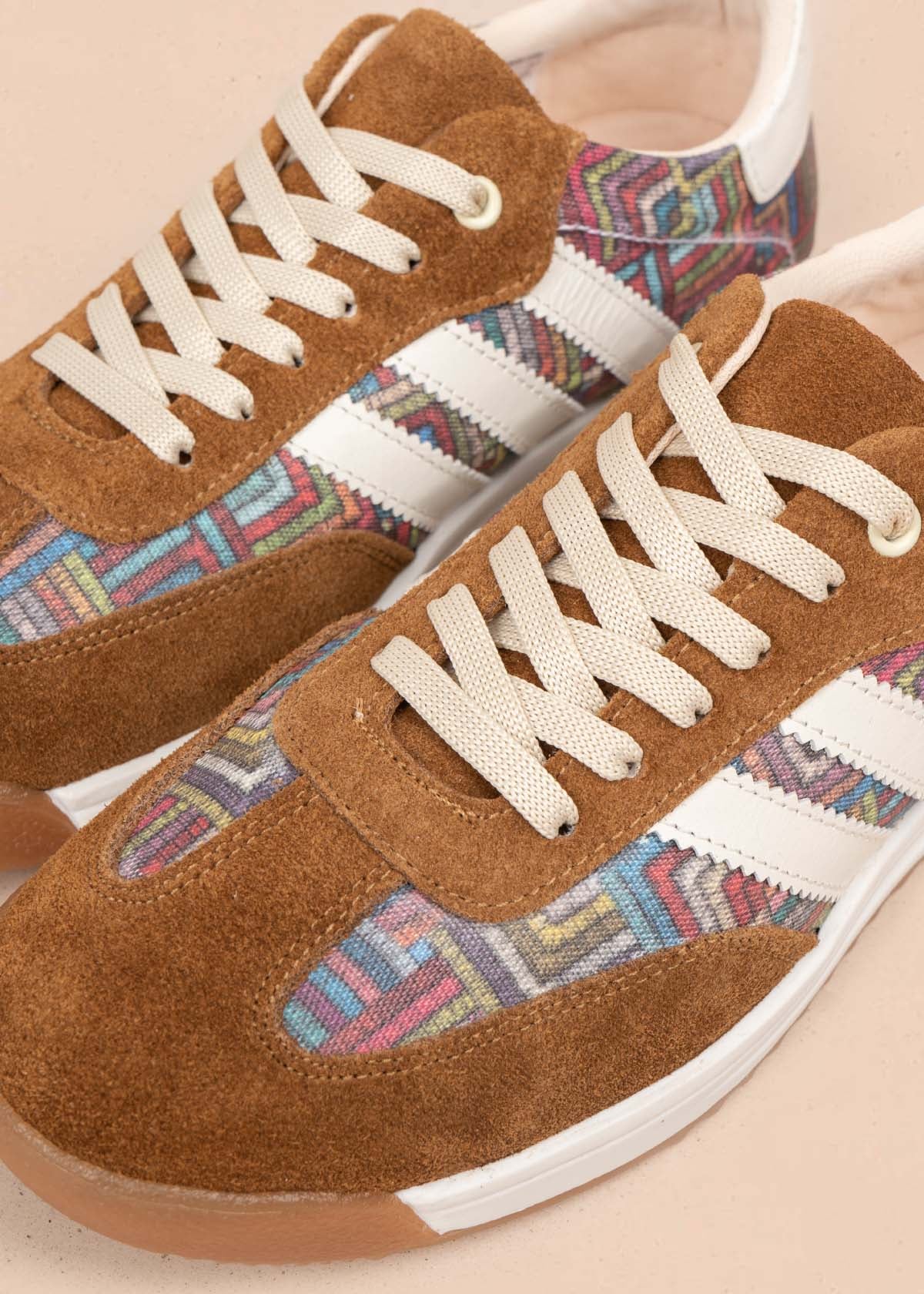 Deportivo en cuero color miel con rayas blancas y diseño tribal 106041