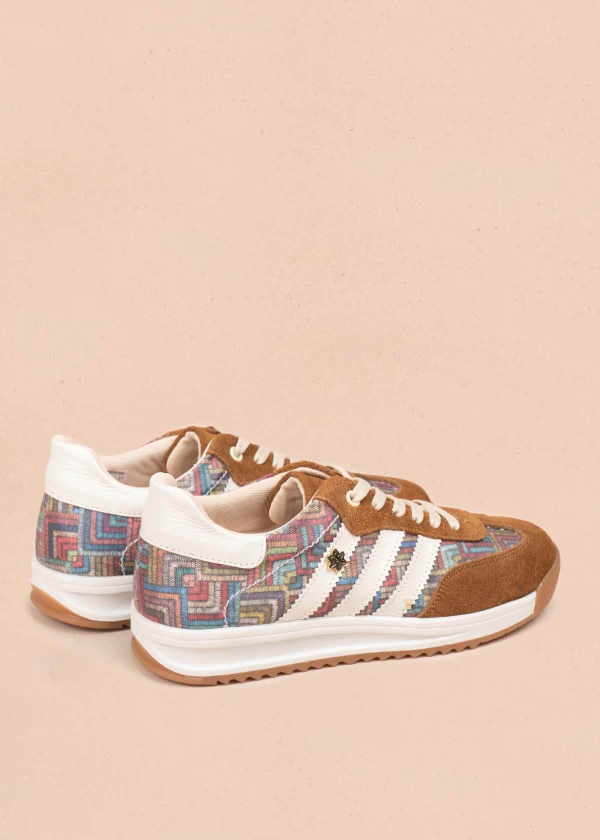 Deportivo en cuero color miel con rayas blancas y diseño tribal 106041