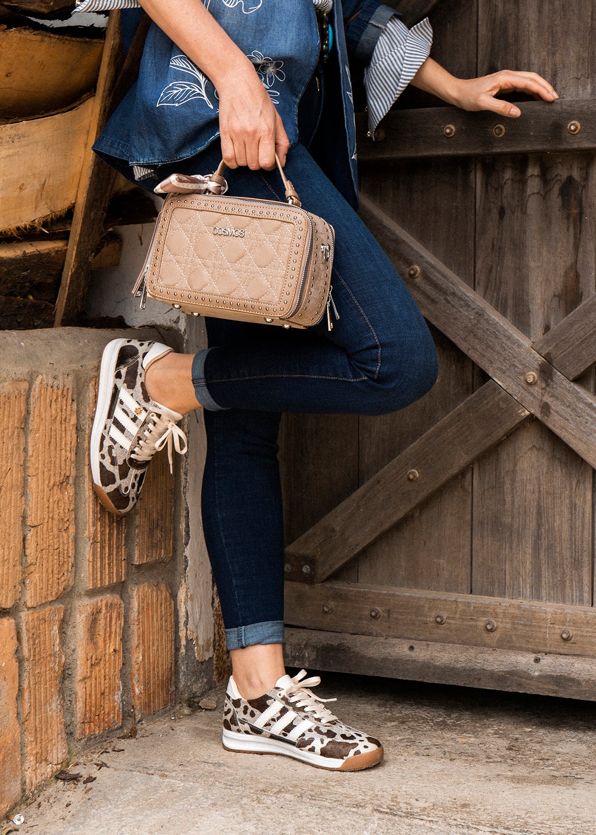 Tenis casuales en cuero color café con cuero animal print 106042