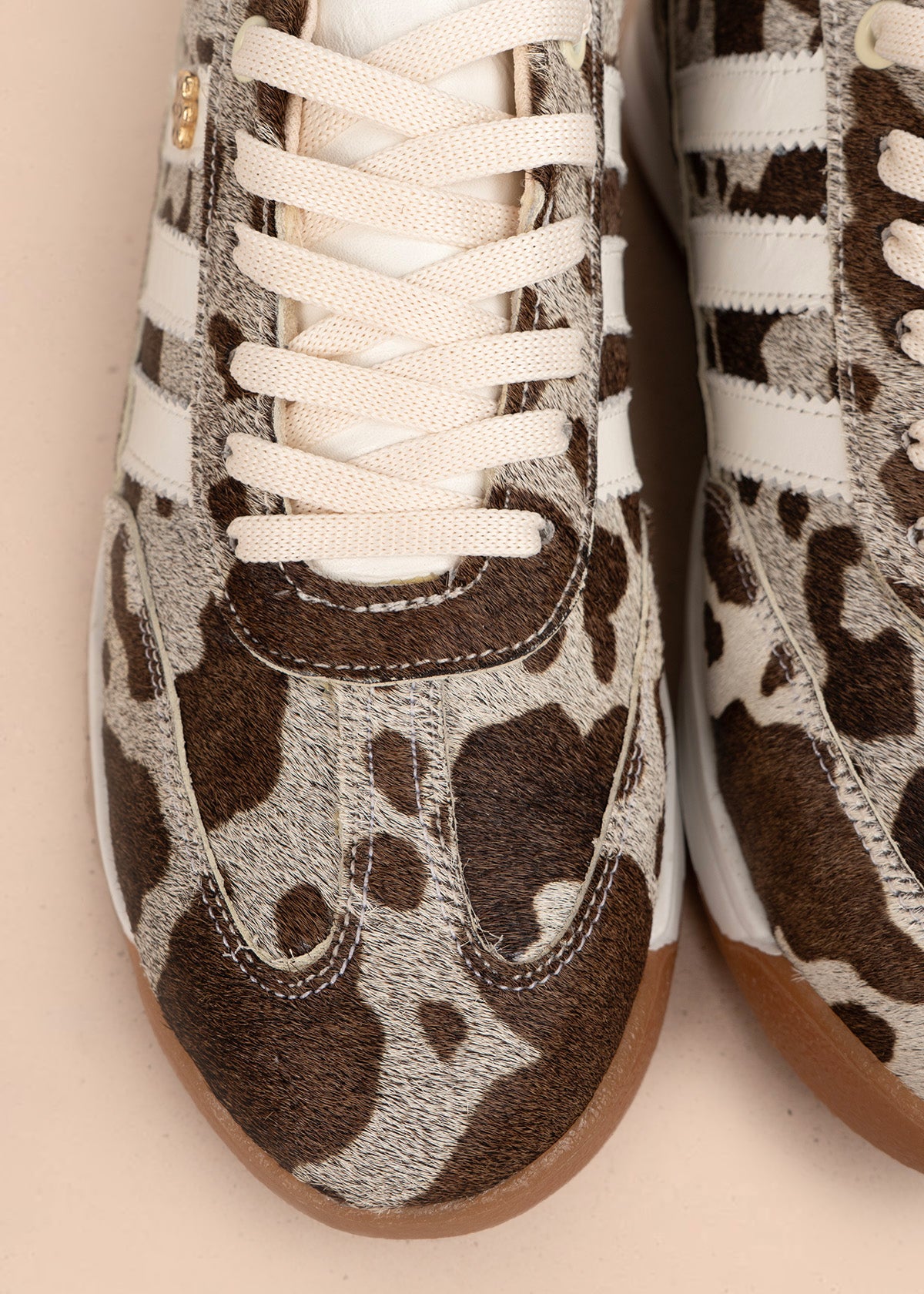 Tenis casuales en cuero color café con cuero animal print 106042