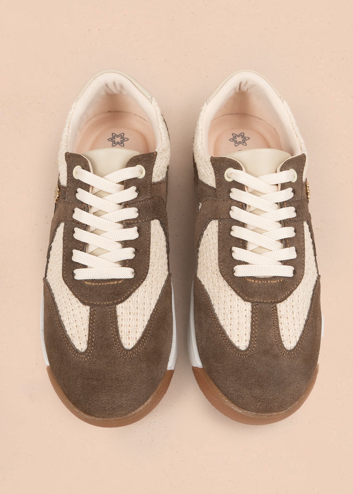 Tenis casuales en cuero color arena con texturizado y detalles en café 106044