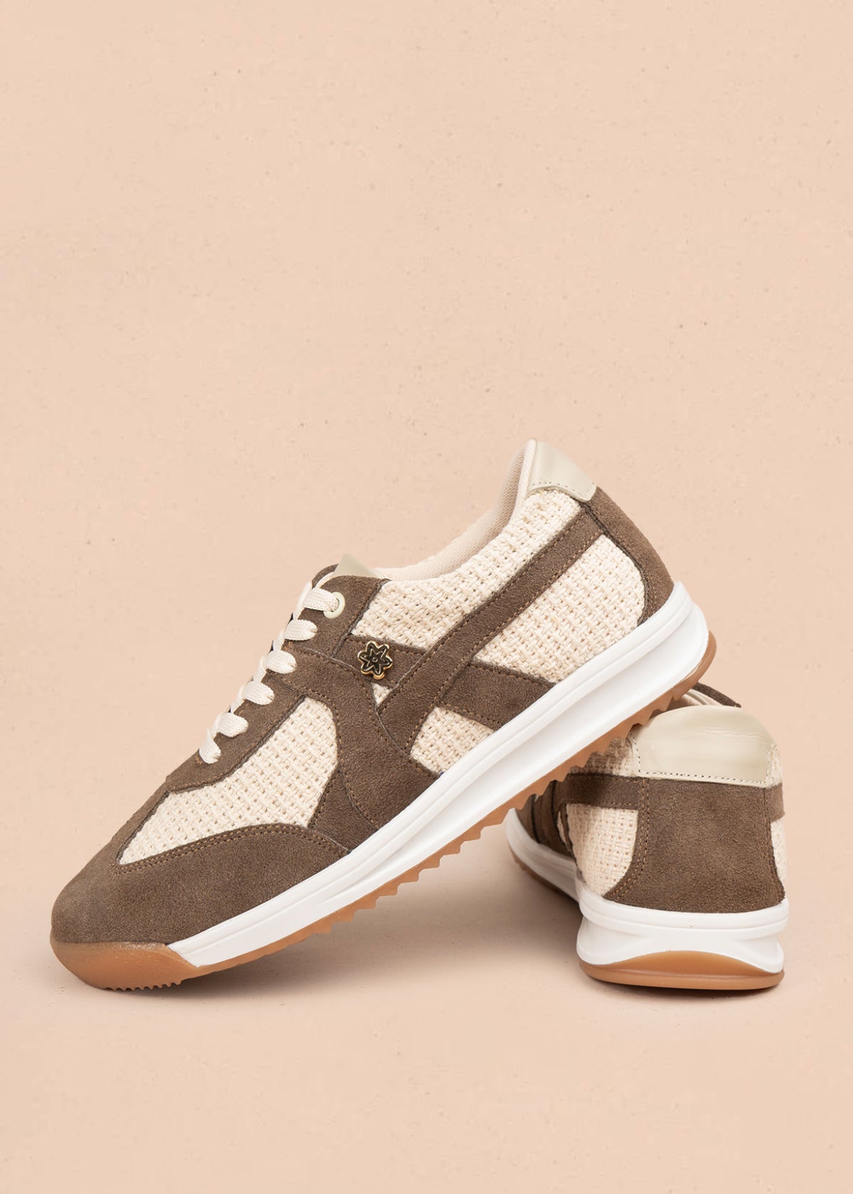 Tenis casuales en cuero color arena con texturizado y detalles en café 106044