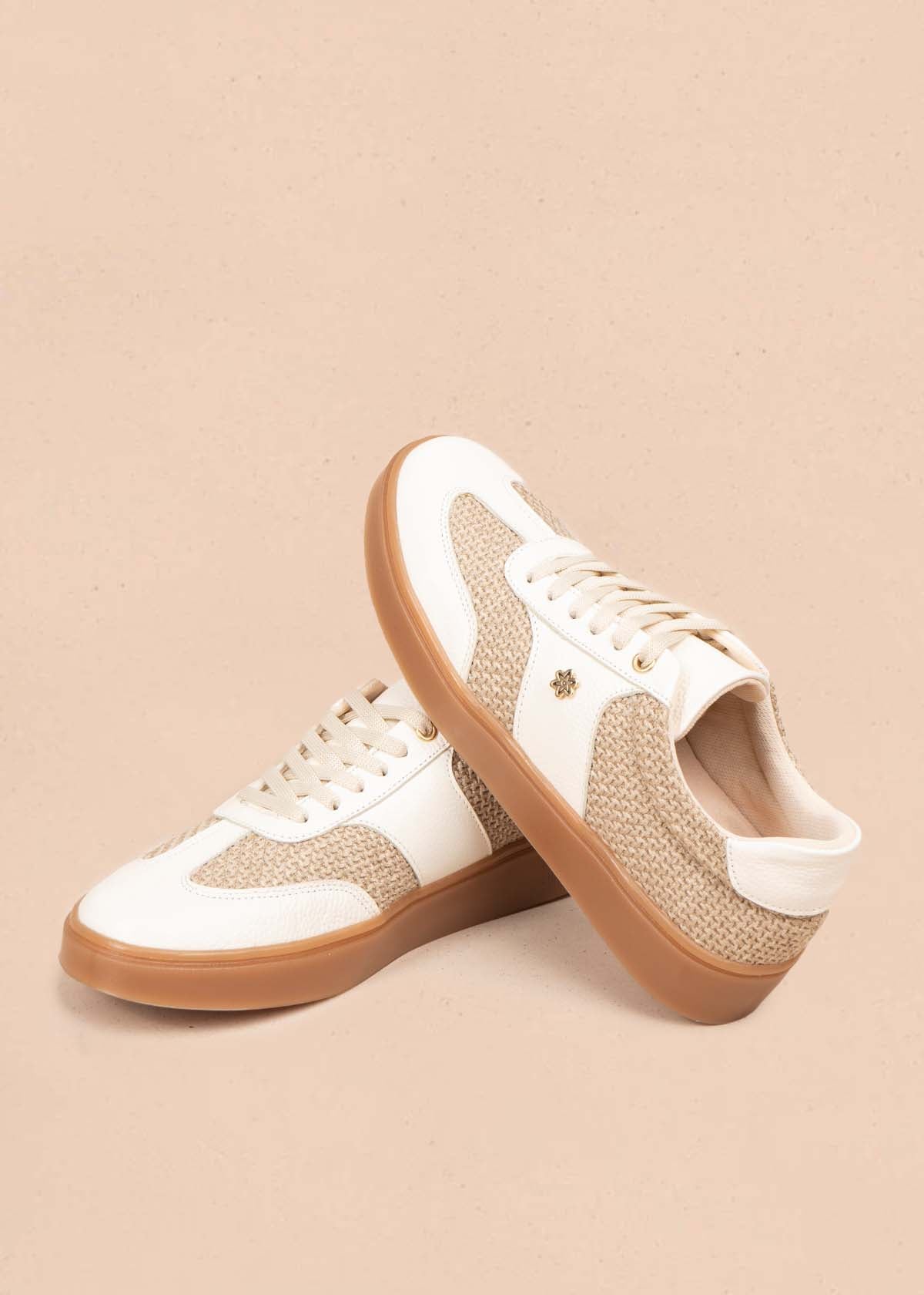 Deportivo en cuero color talco y tejido natural 106045