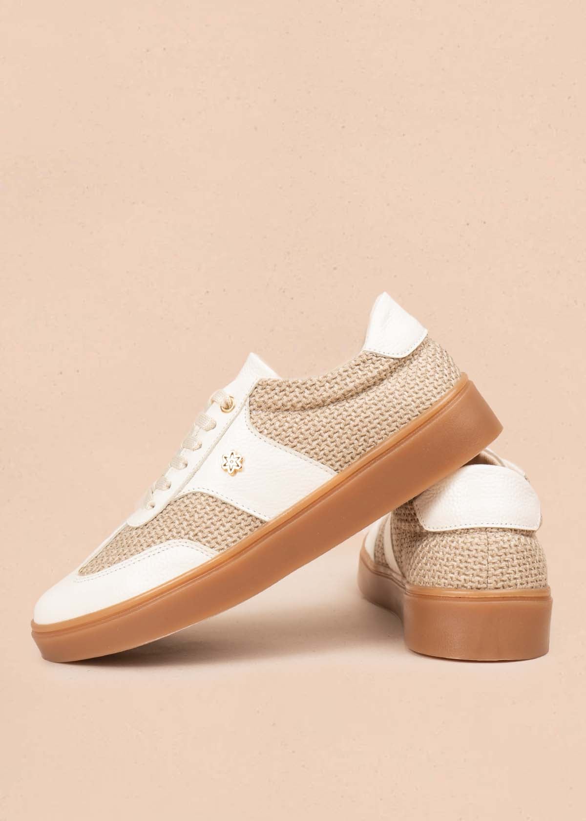 Deportivo en cuero color talco y tejido natural 106045