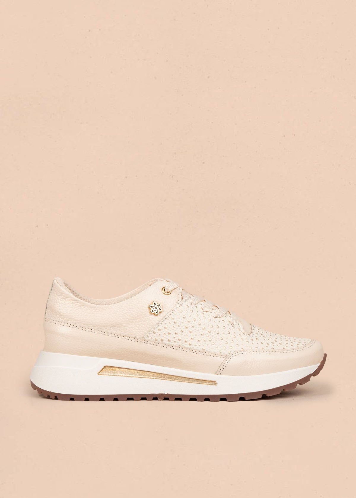 Tenis casuales en cuero color talco con acentos dorados 106048